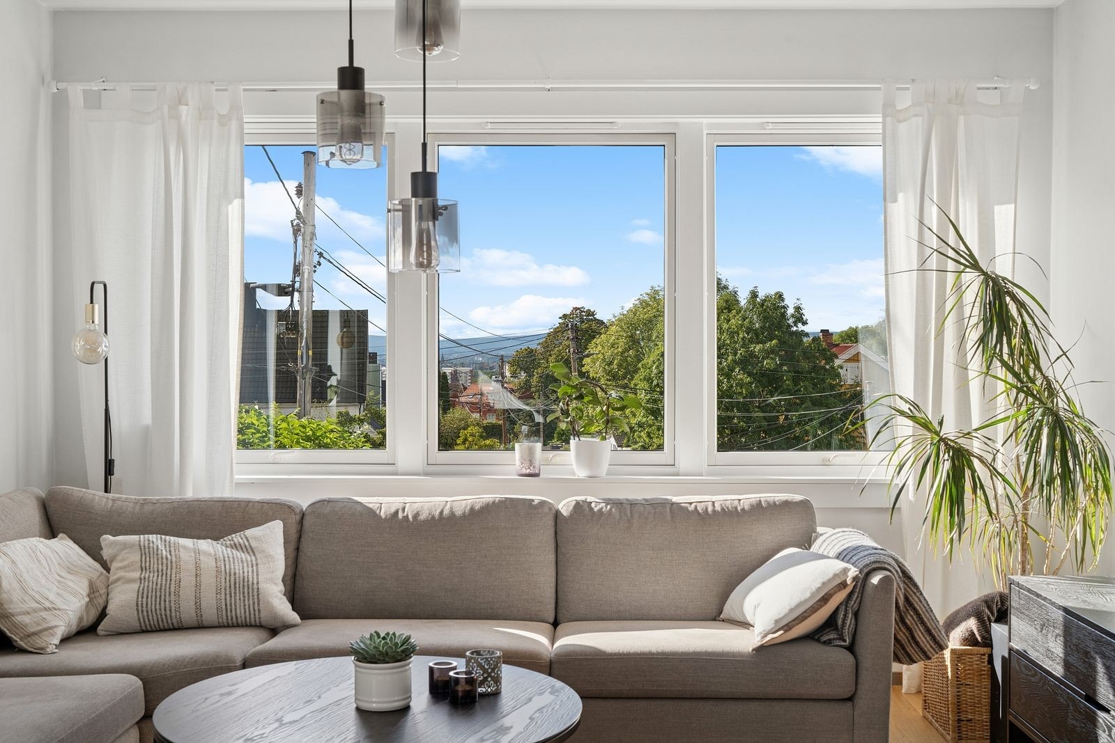 Alle vinduer foruten i trappeoppgangen er byttet i ulike epoker - 2023, 2016, 2004 og 2001 Galleribilde