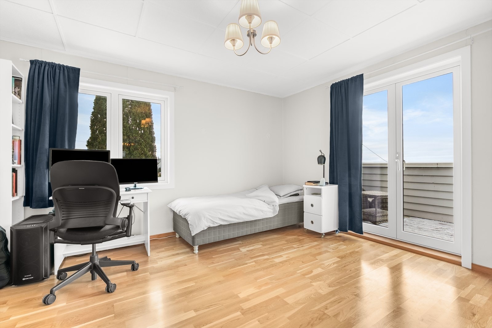 2. etasje inneholder hele 3 soverom, toalett, baderom, stue og kjøkken Galleribilde