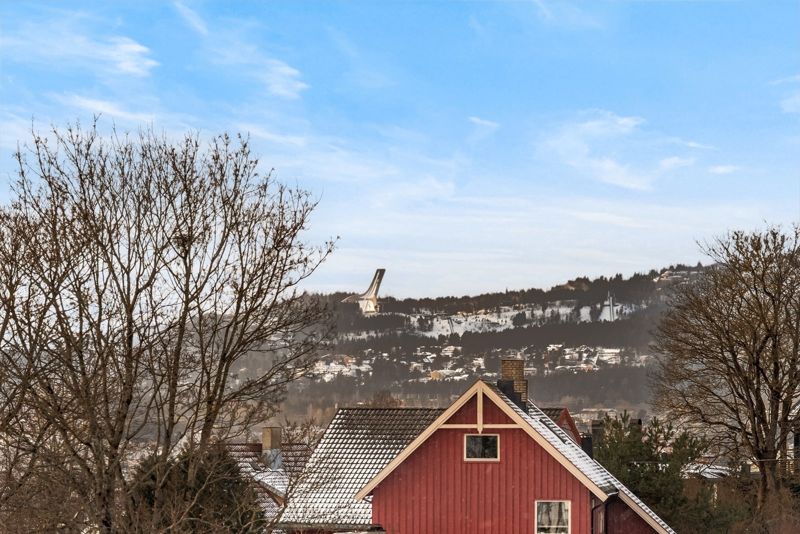 Utsikten mot Holmenkollen ser du fra vinduene oppe Galleribilde