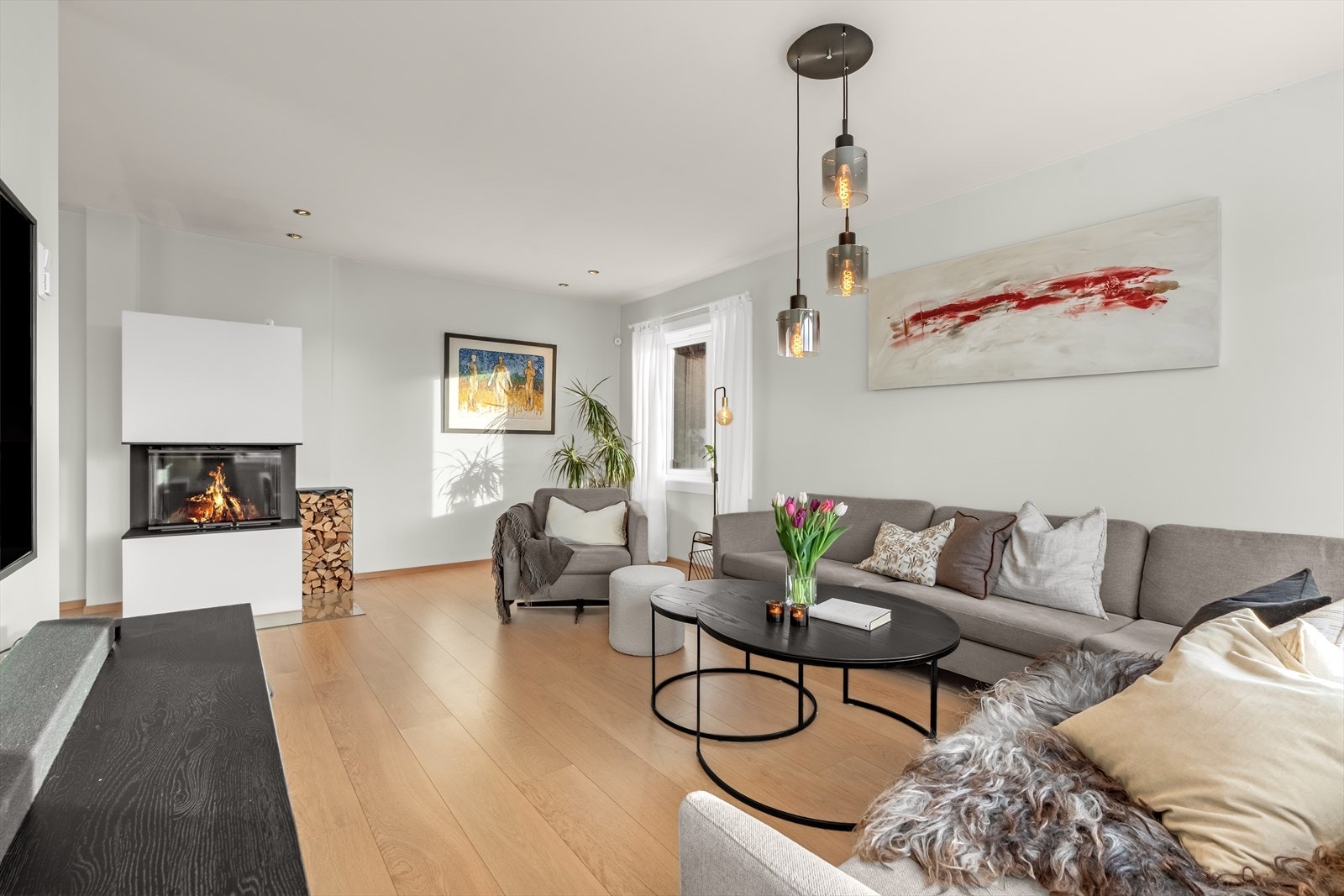 Gulvet er belagt med parkett, og veggene er malt i delikate, moderne fargetoner Galleribilde