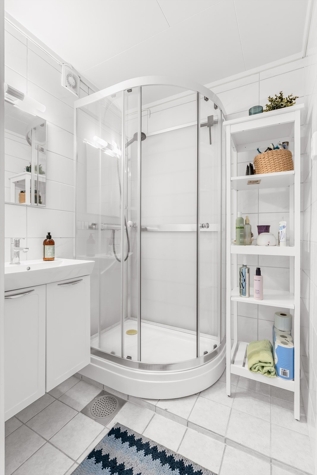 Baderom vegg i vegg med toalettet Galleribilde