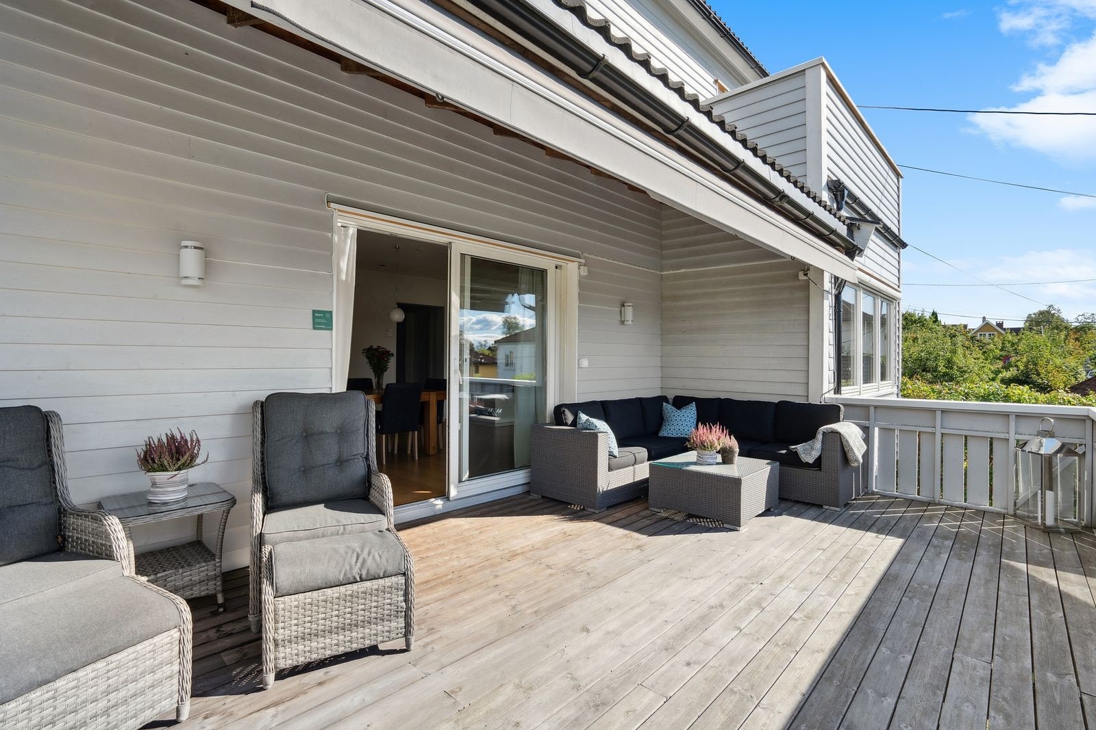 Belysning, delvis overbygget og plass til flere sittegrupper Galleribilde