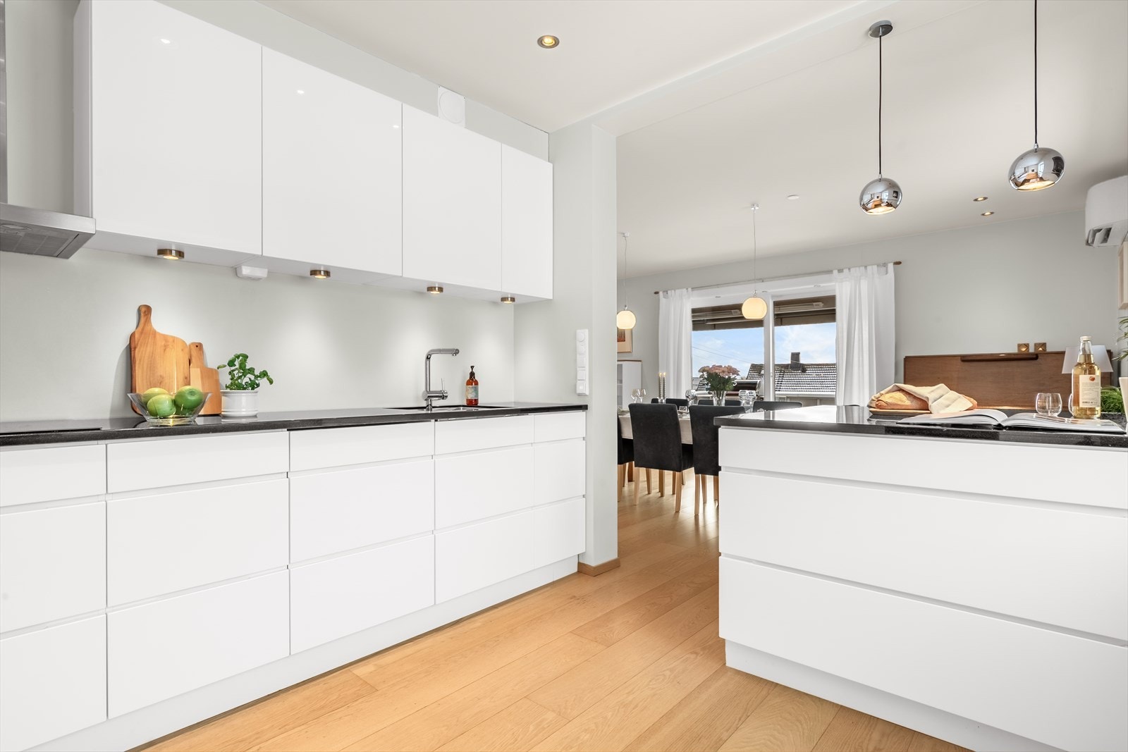 Oppe i høyre hjørne kan du se varmepumpen installert i 2023 Galleribilde