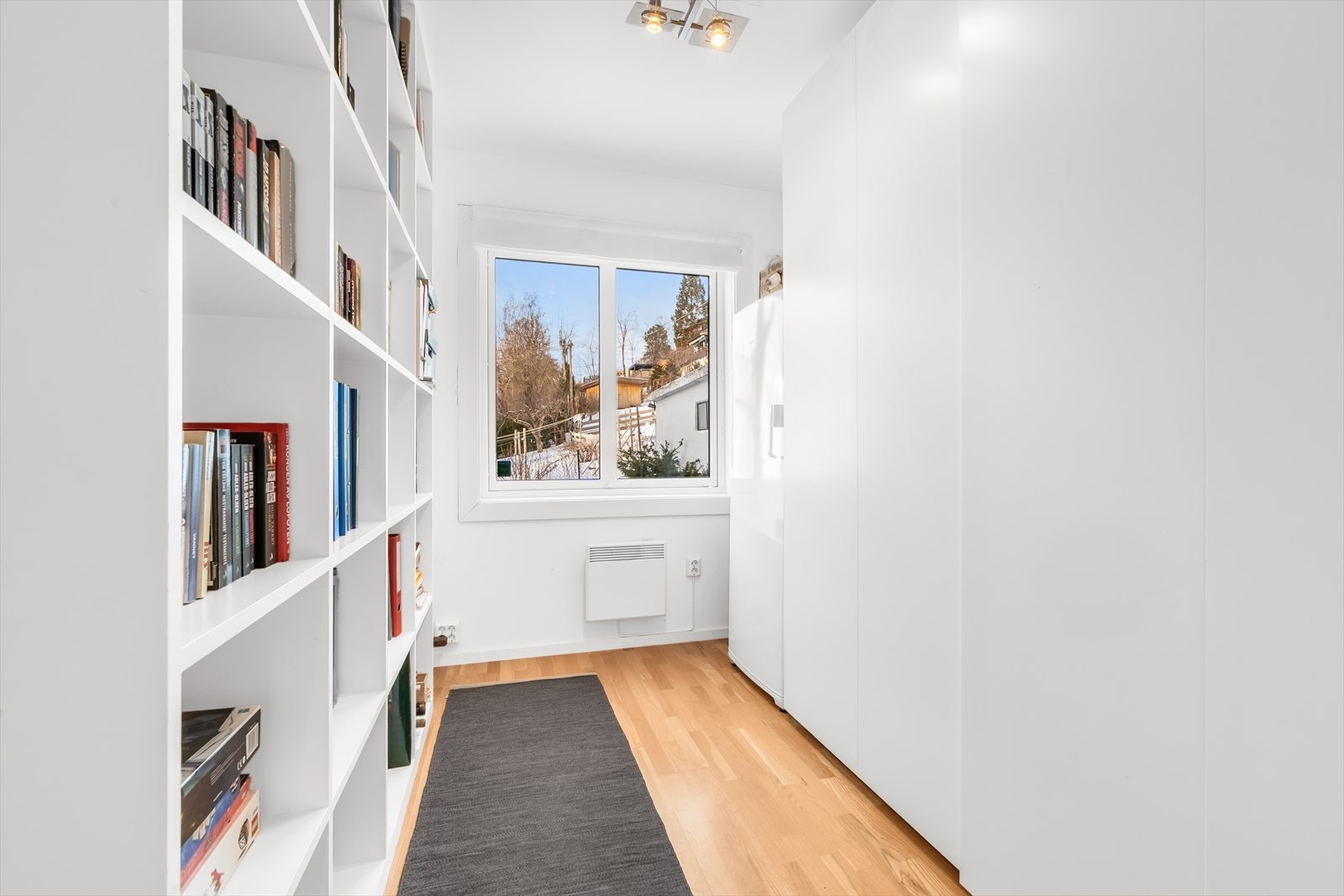 Soverom 2 i 1. etasje er i dag bruk til garderobe - men er godkjent som soverom Galleribilde