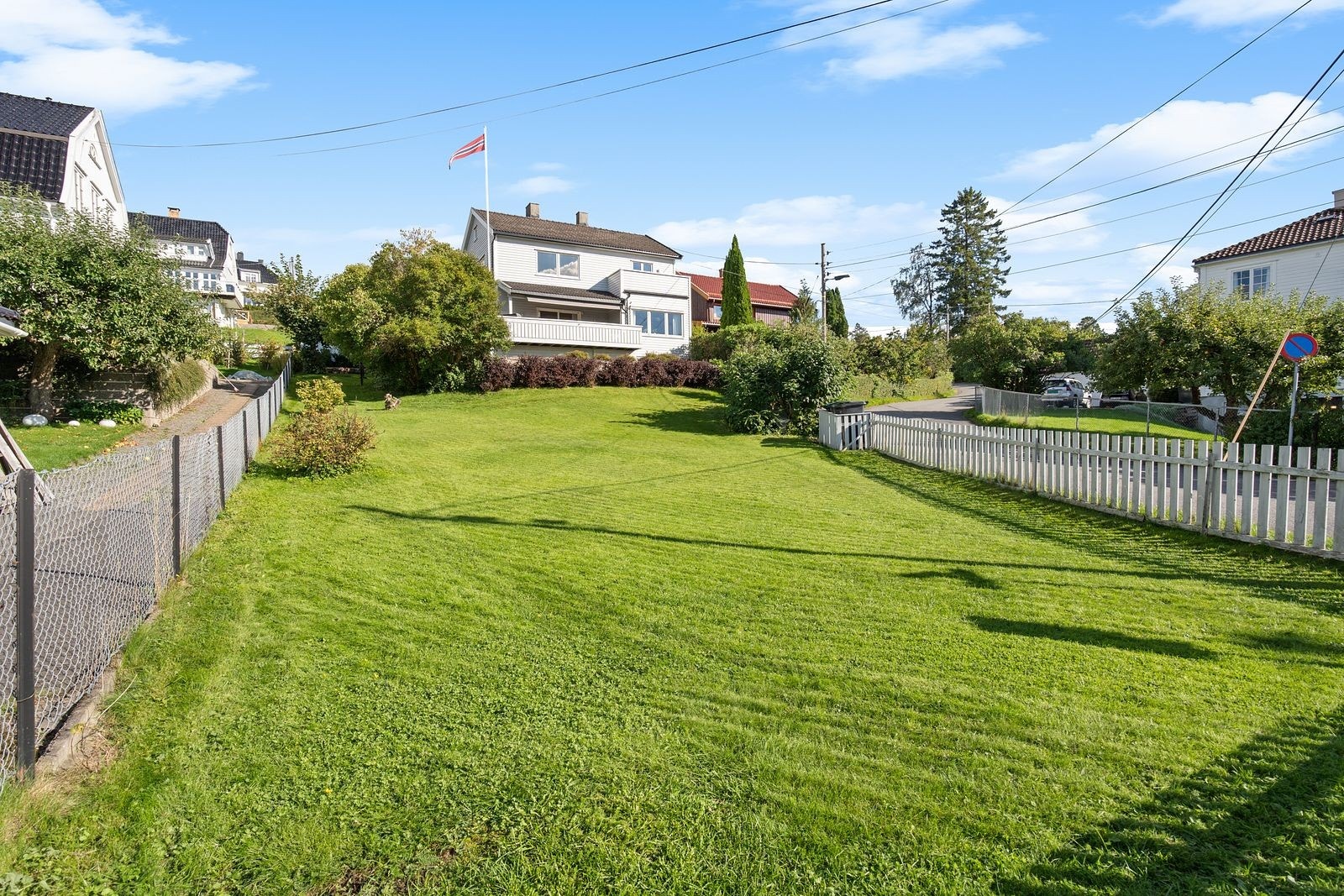 Boligen ligger på det høyeste punktet på tomten og sørger for god utsikt Galleribilde