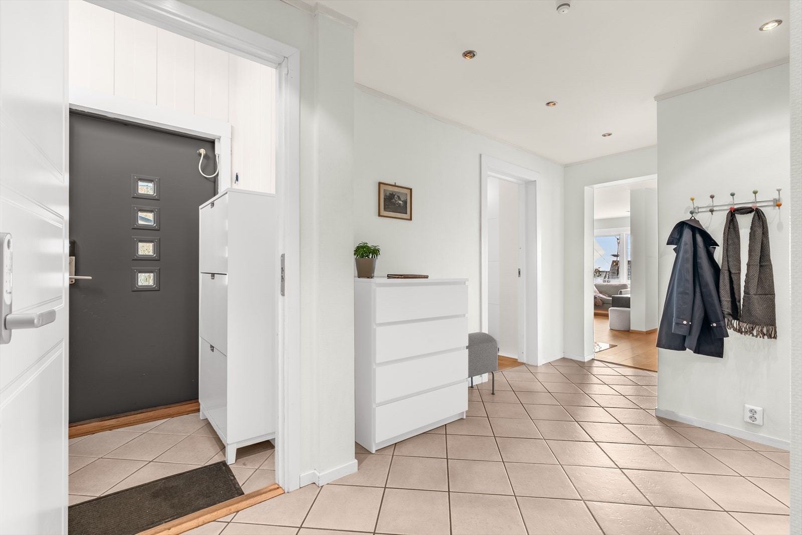 1 og 2. Etasje er adskilt fra hverandre med ytterdør i mellom - denne kan enkelt fjernes for å gjøre adkomsten enklere Galleribilde