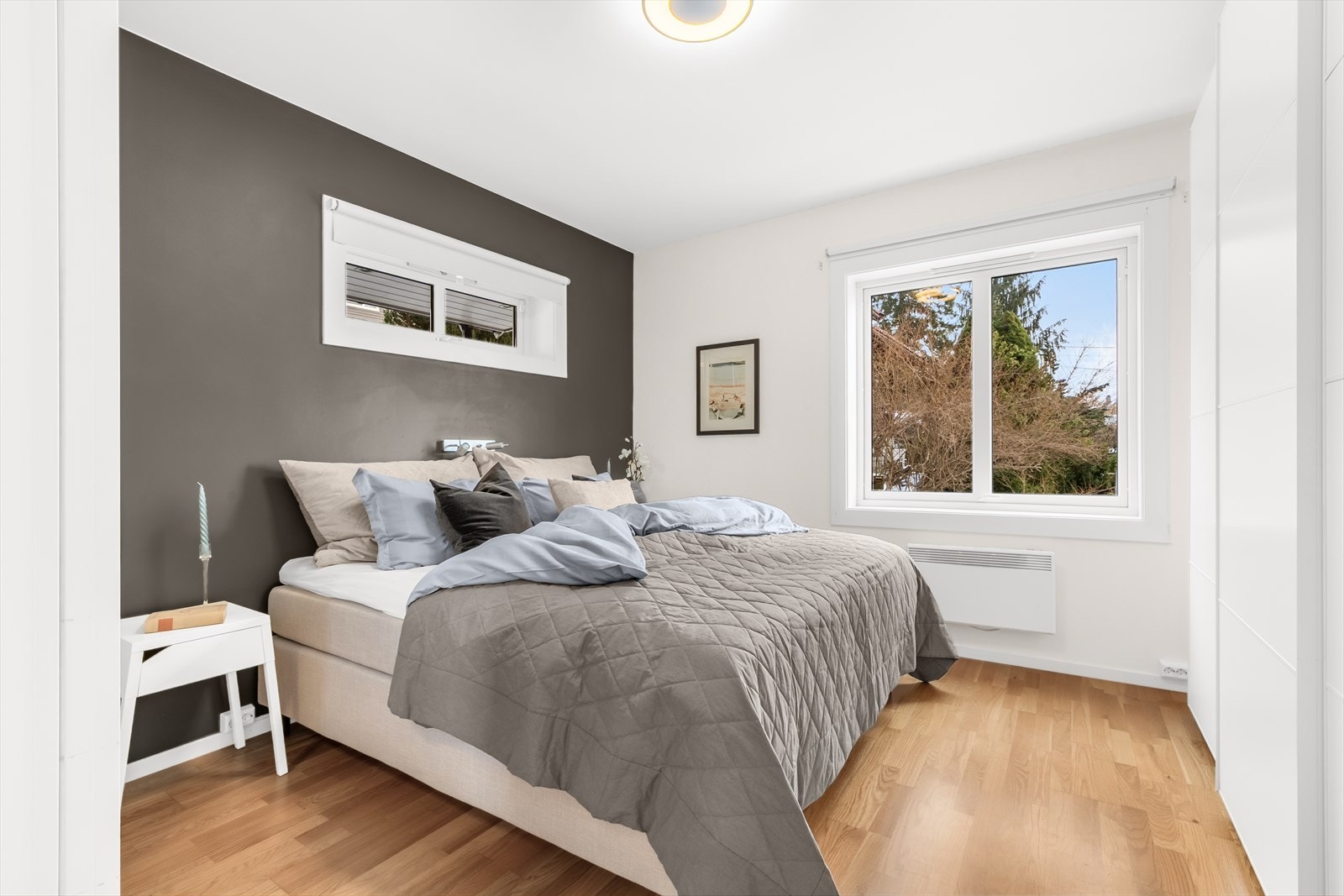 Hovedsoverommet har rikelig med oppbevaringsplass i garderoben som dekker 2 vegger Galleribilde