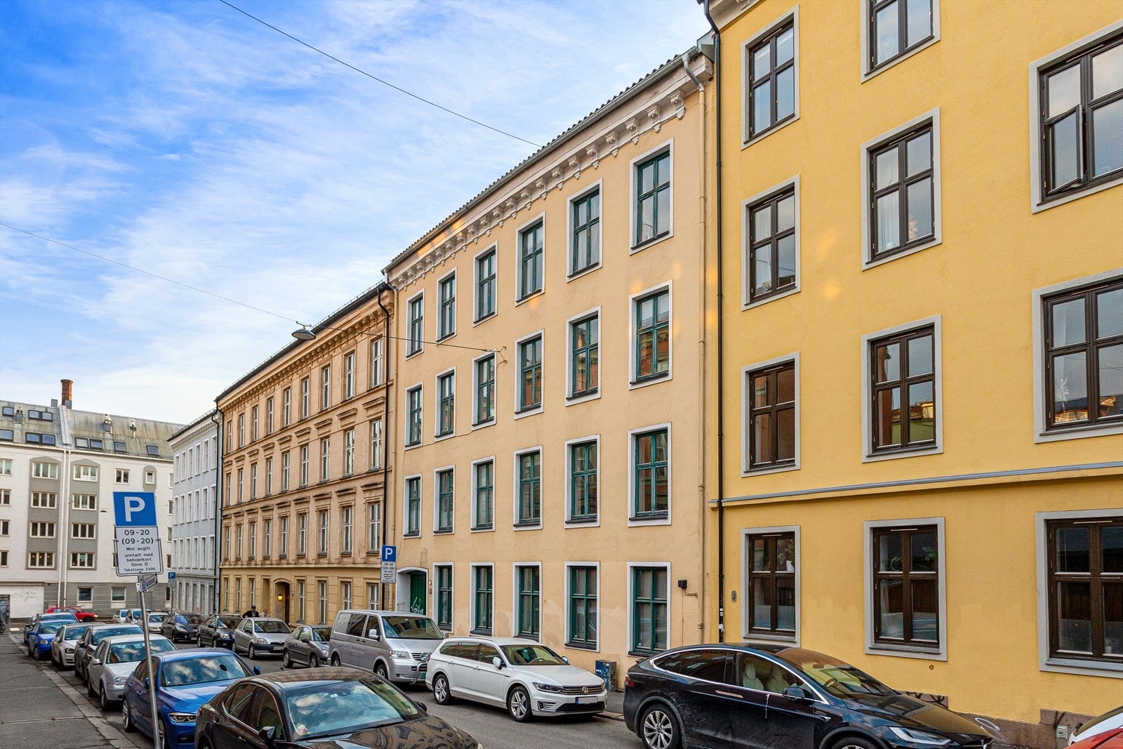 Meget sentralt og populær beliggenhet på beste Grünerløkka, samtidig som leiligheten ligger stille og rolig til i en enveiskjørt gate. Galleribilde