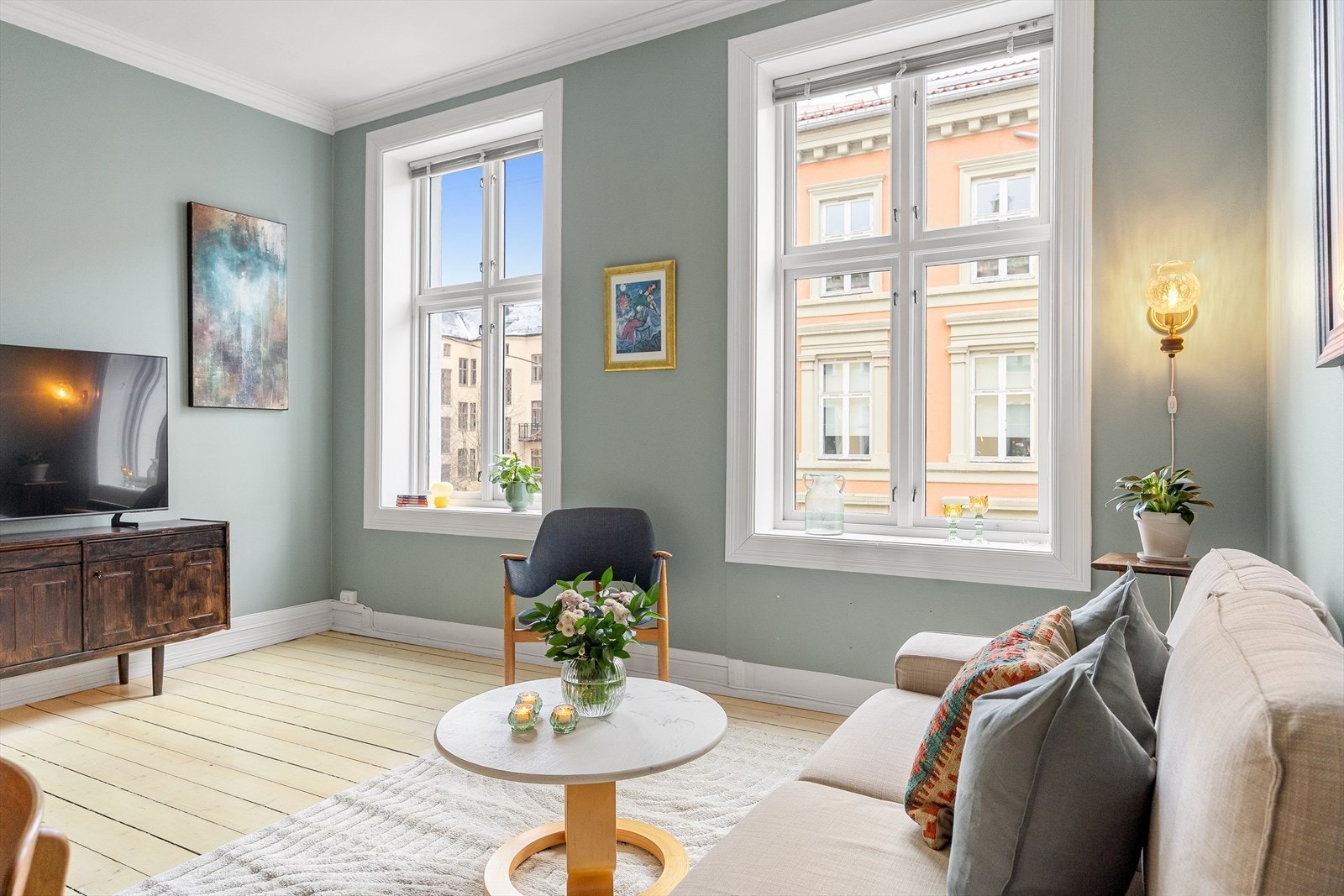 Stuen oppleves som lys og hyggelig med god takhøyde og store vindusflater. Galleribilde