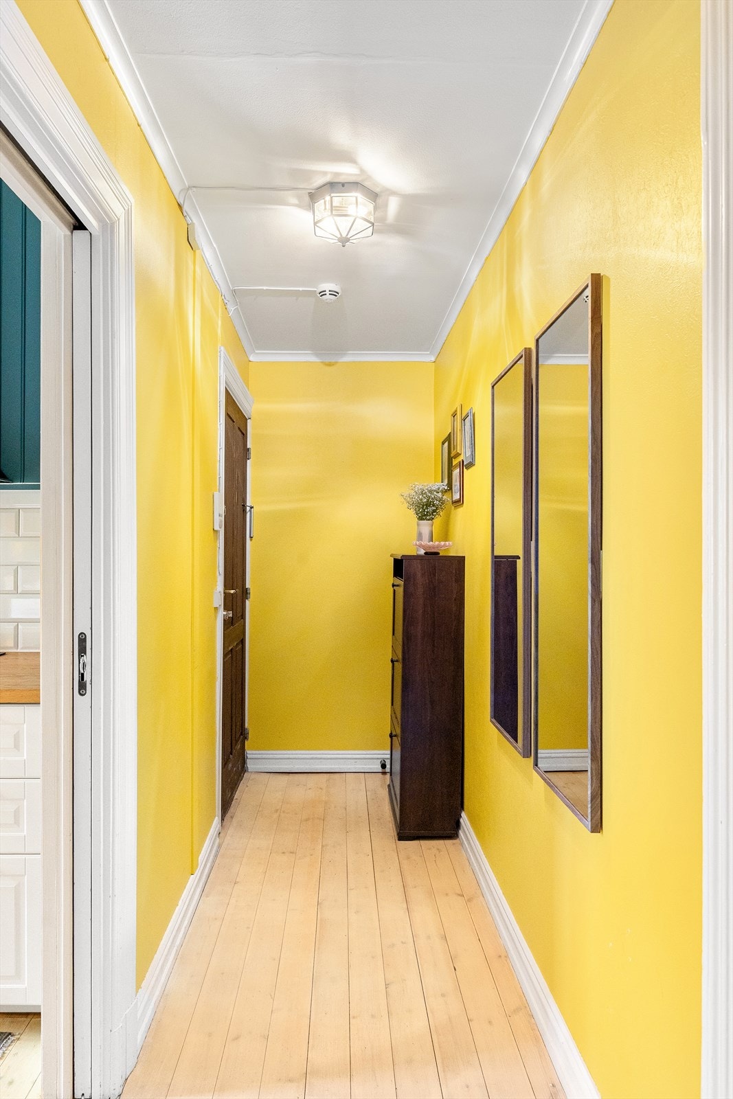 Velkommen inn! Her kan du enkelt henge fra deg klær og sko. Galleribilde