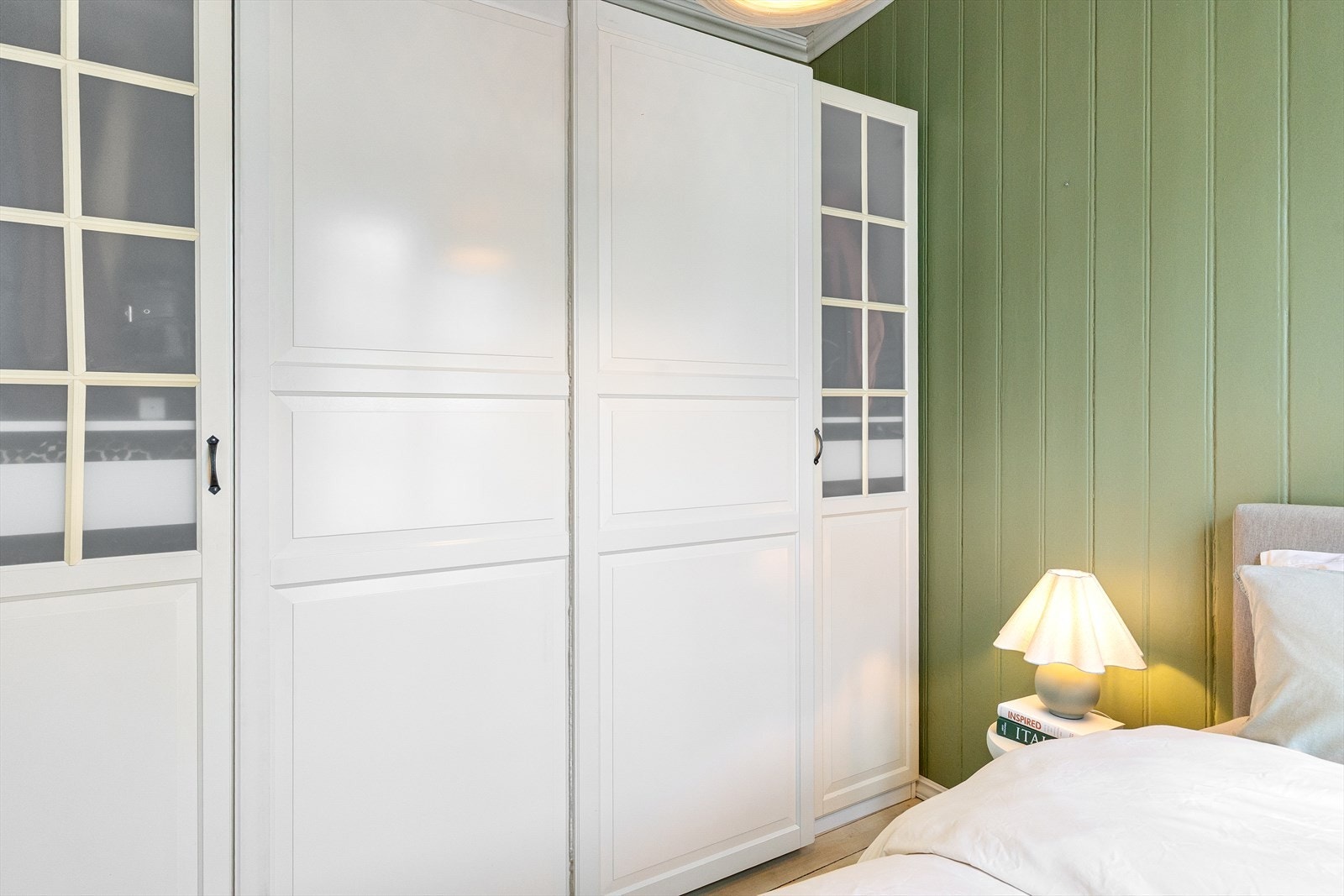 Det er god plass til oppbevaring i romslig garderobeskap. Galleribilde