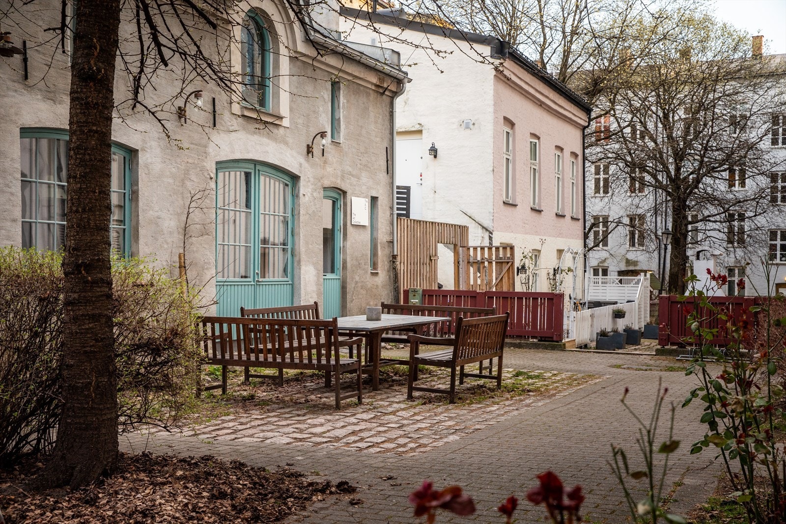 Pent opparbeidet felles bakgård, med sittegrupper, prydbusker og diverse beplantning. Sykkelparkering. Galleribilde