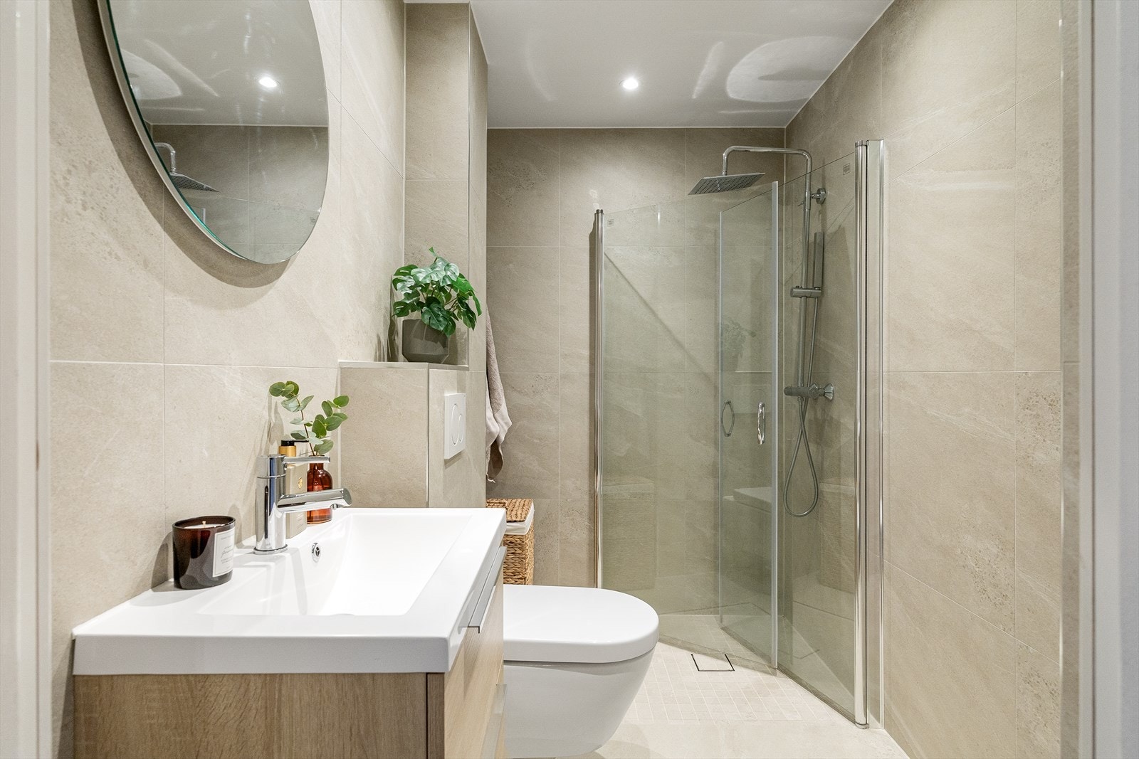 Delikat og flislagt bad fra 2020 med varme i gulv, himling med downlights, samt opplegg for vaskemaskin. Galleribilde