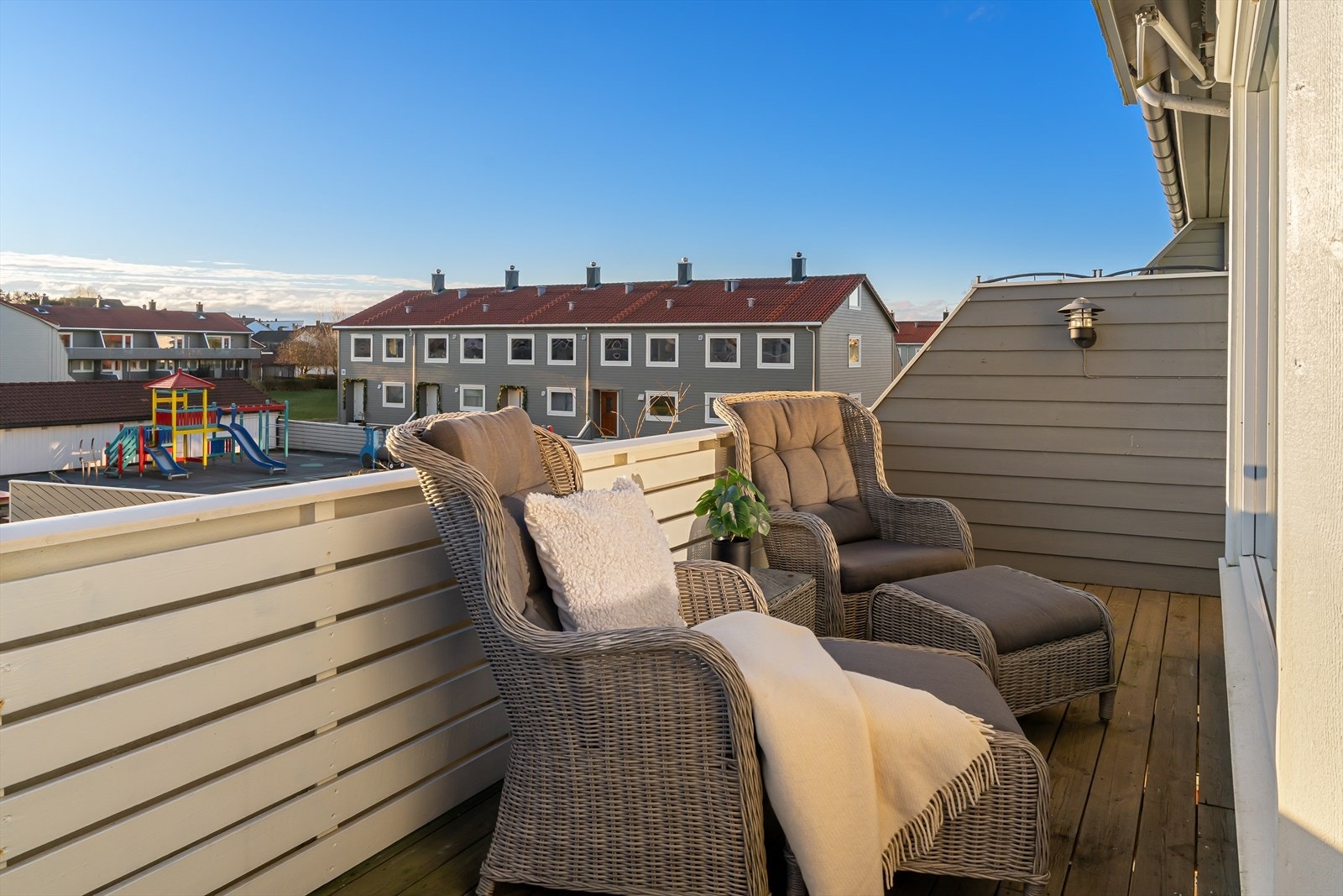 Utgang til solvendt balkong med flott utsyn over fellesområdene Galleribilde