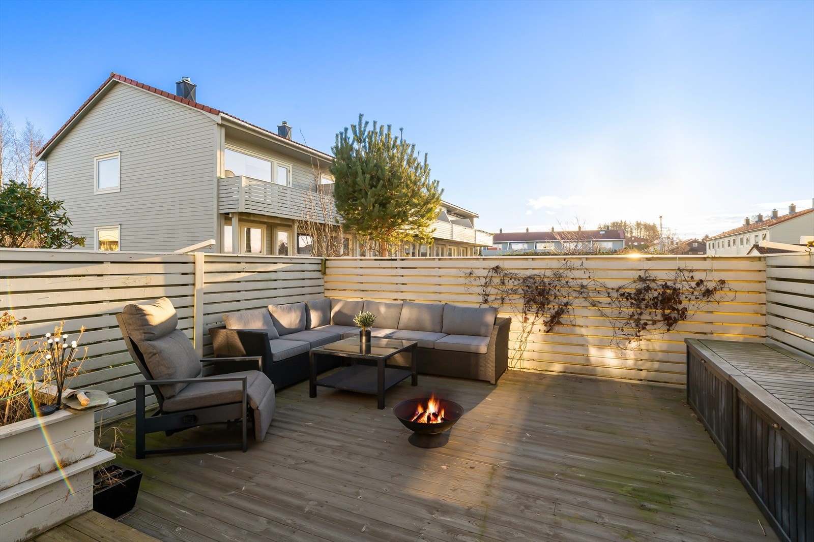 God plass til flere sittegrupper Galleribilde