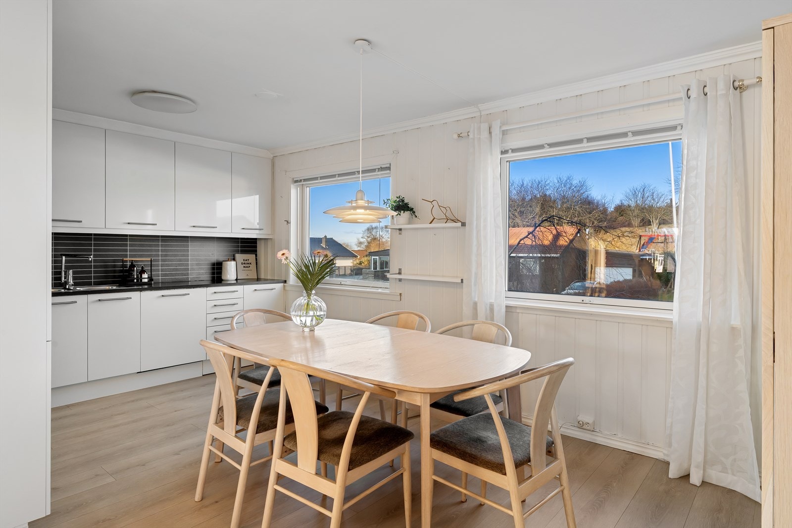 God plass til stort spisebord for hele familien Galleribilde