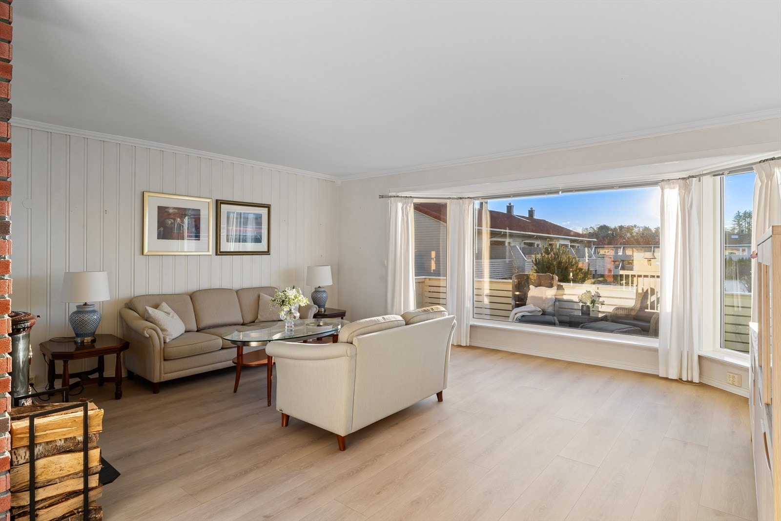 Lys og luftig stue med gode vindusflater som gir rikelig med naturlig lys Galleribilde