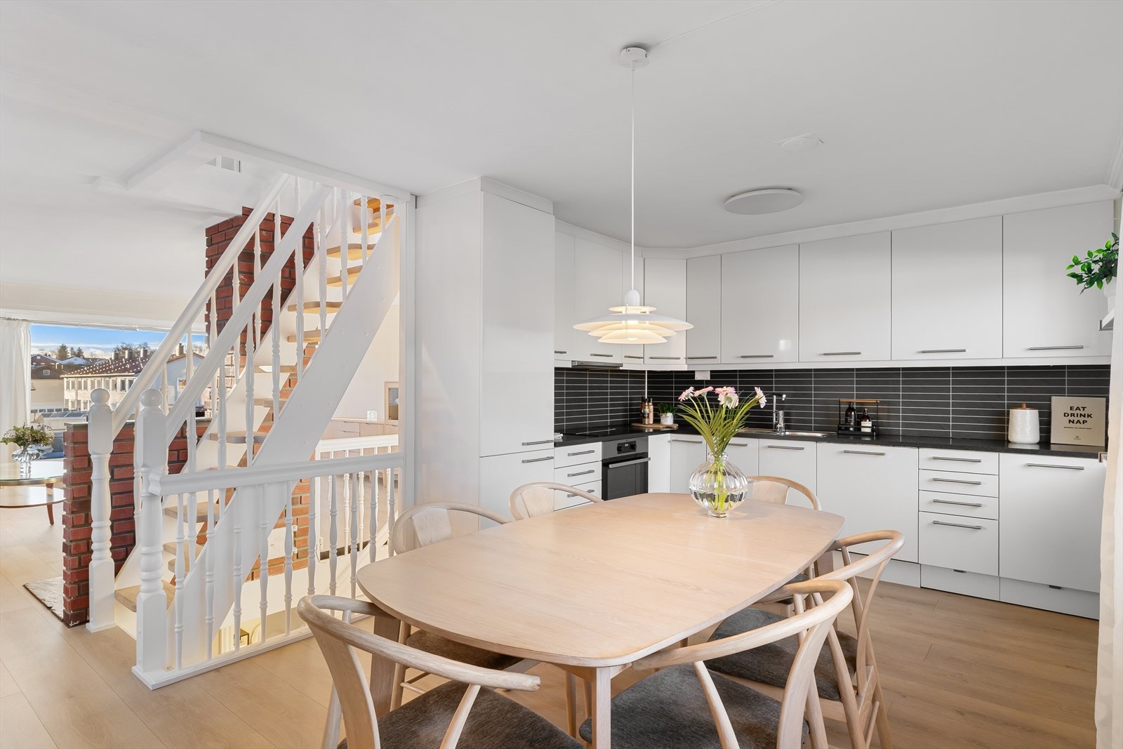 Flott HTH kjøkken med meget god skap- og benkeplass Galleribilde