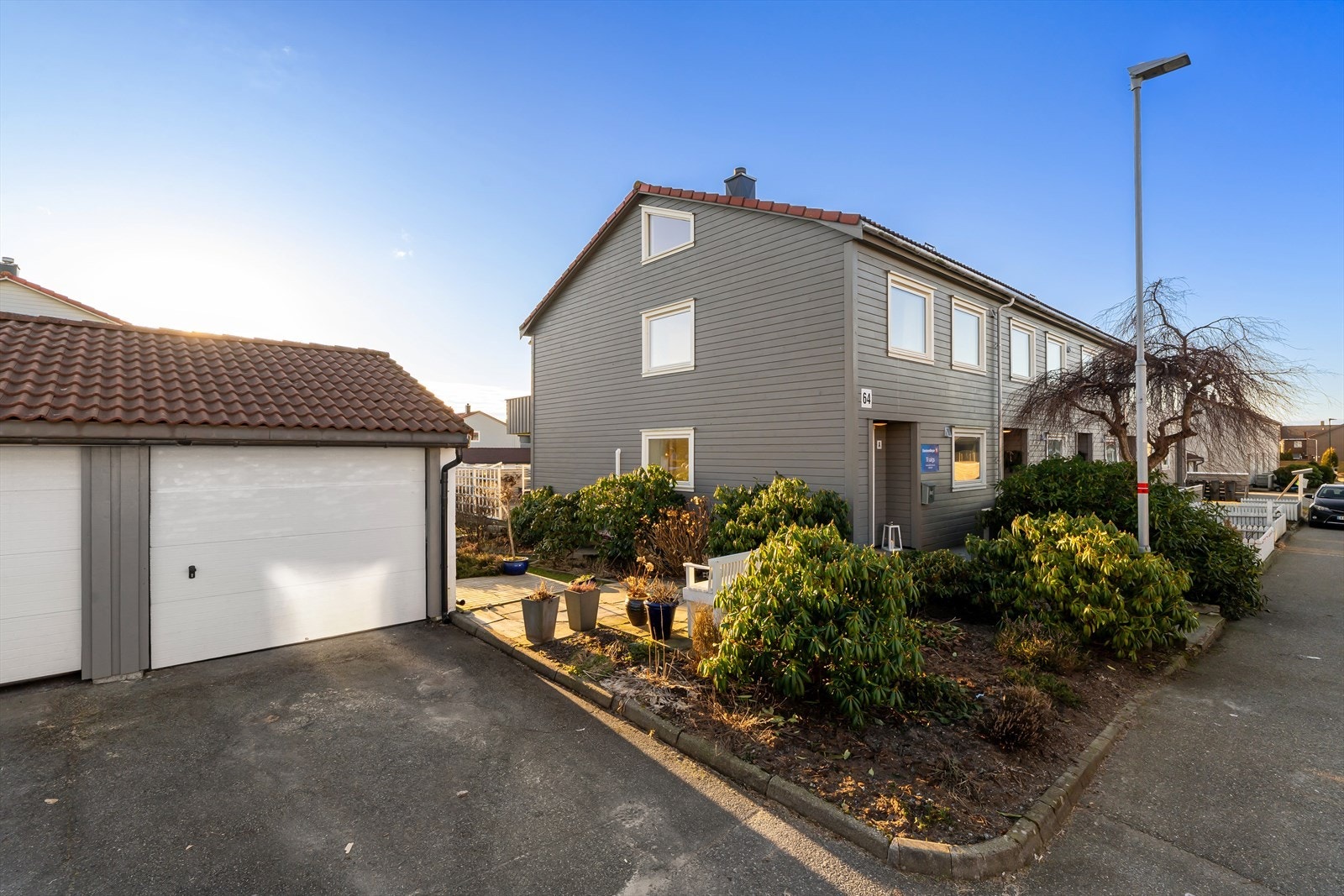 Parkering i garasje i rekke, samt oppstillingsplass foran garasjen Galleribilde