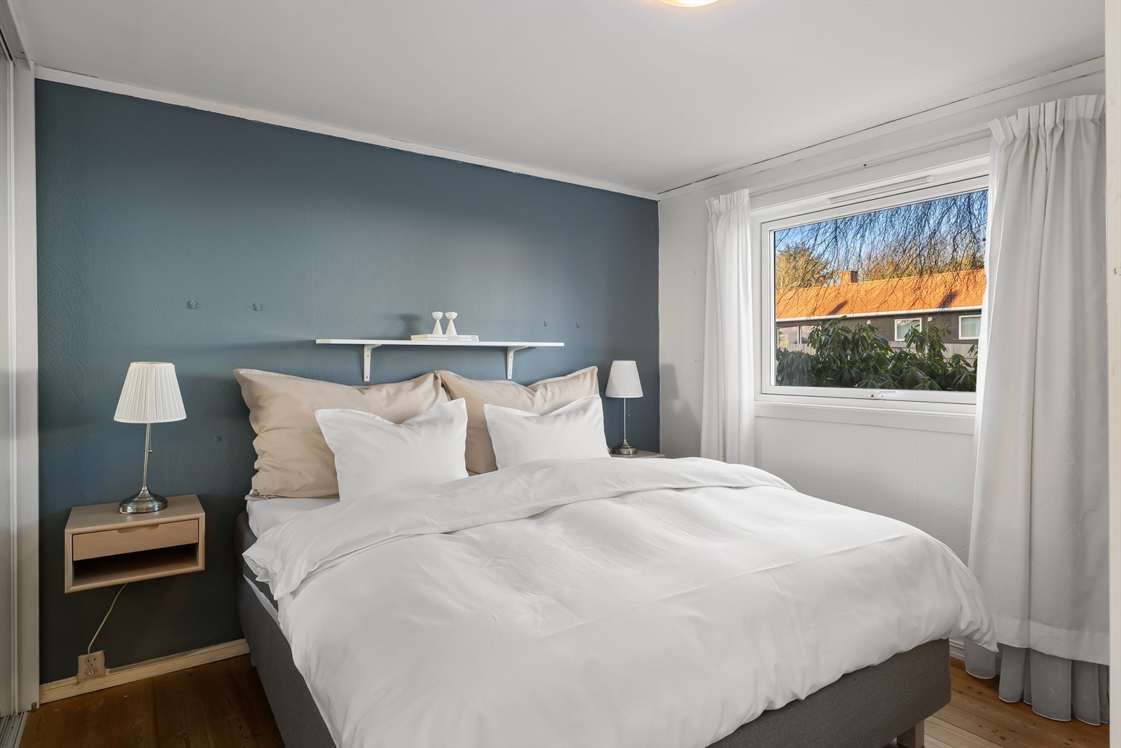 Hovedsoverom med stor skyvedørsgarderobe Galleribilde