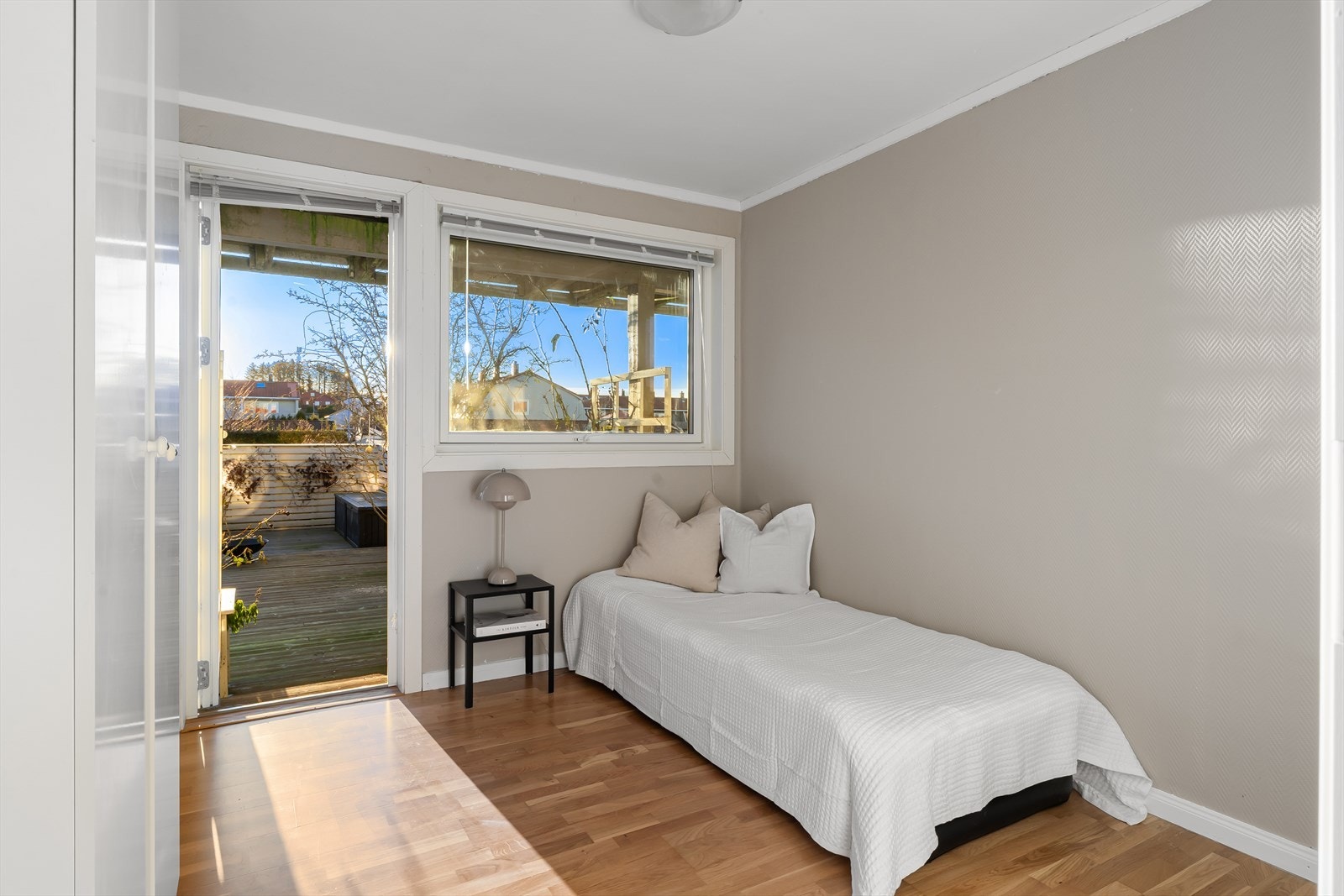 Soverom lll med utgang til den solvendte terrassen Galleribilde