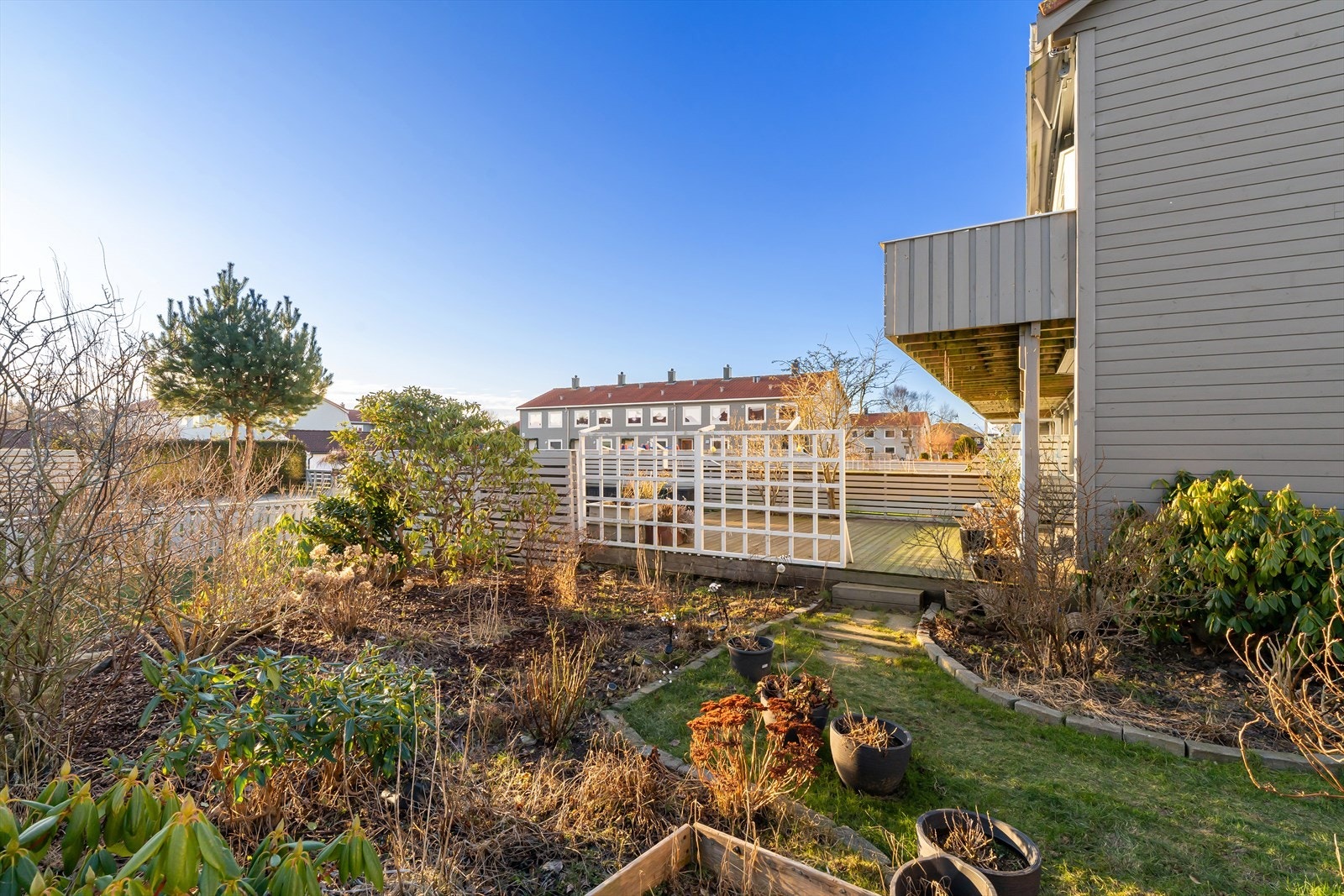 Ekstra uteplass ved siden av huset - fordelen med å ha enderekkehus Galleribilde