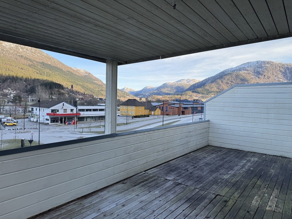 Altan med utsikt til Hafstad skule Galleribilde