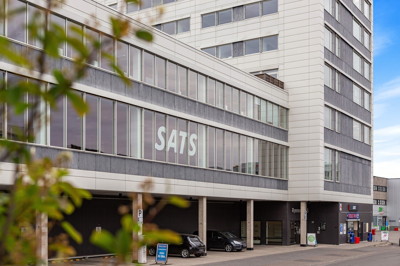 Flere treningssentre i området. SATS, EVO og Fresh Fitness Galleribilde