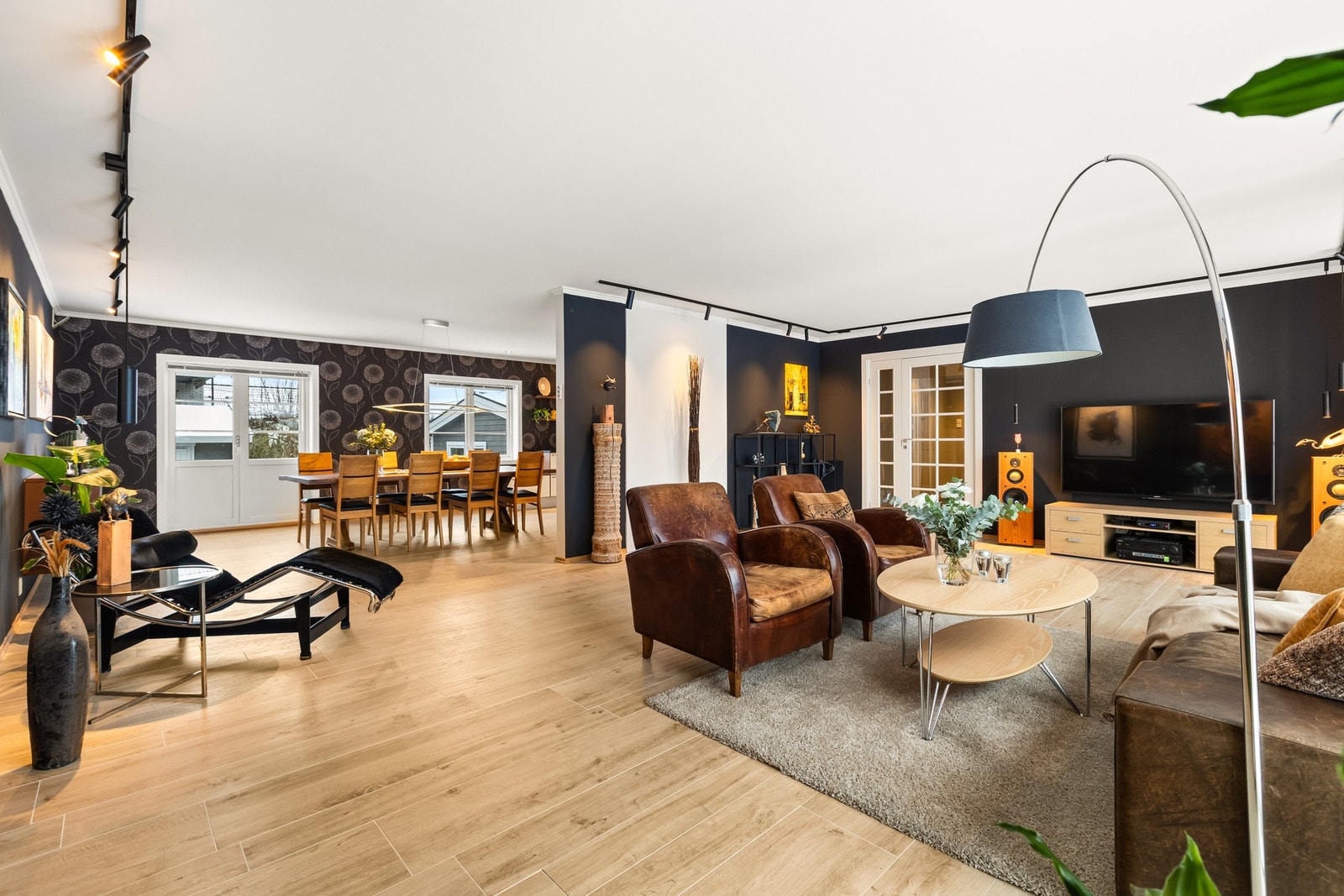 Stor og lys stue med utgang til terrasse og hage Galleribilde