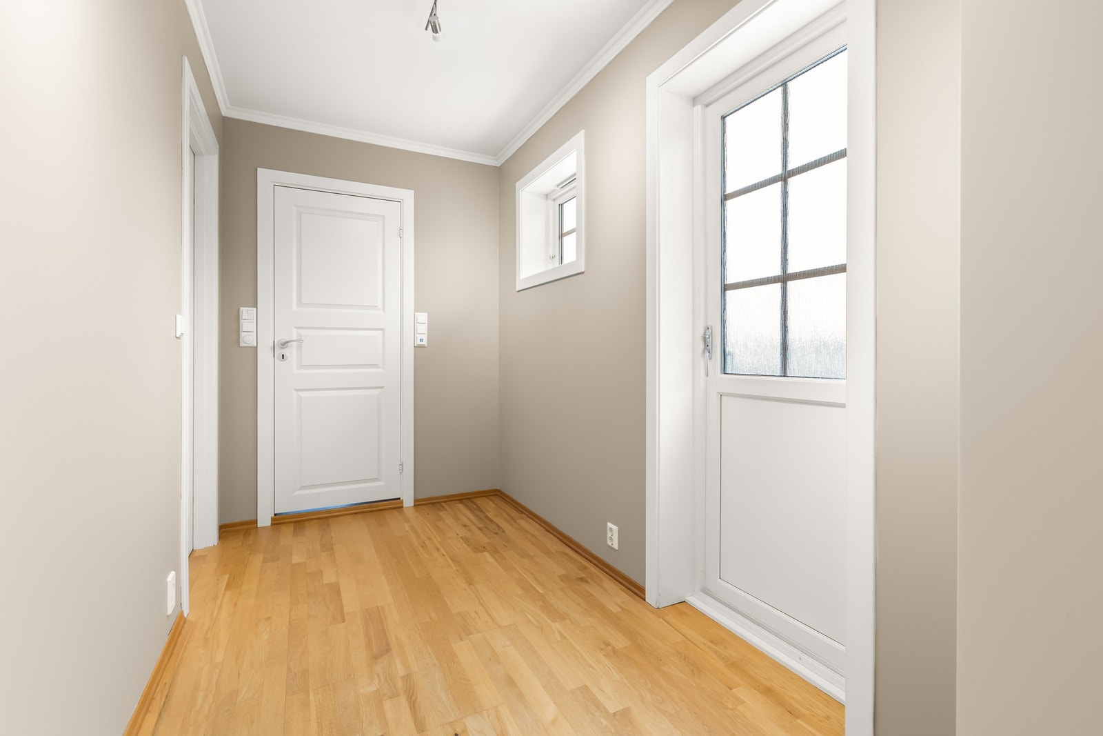 Mellomgang med utgang til terrasse og hage Galleribilde