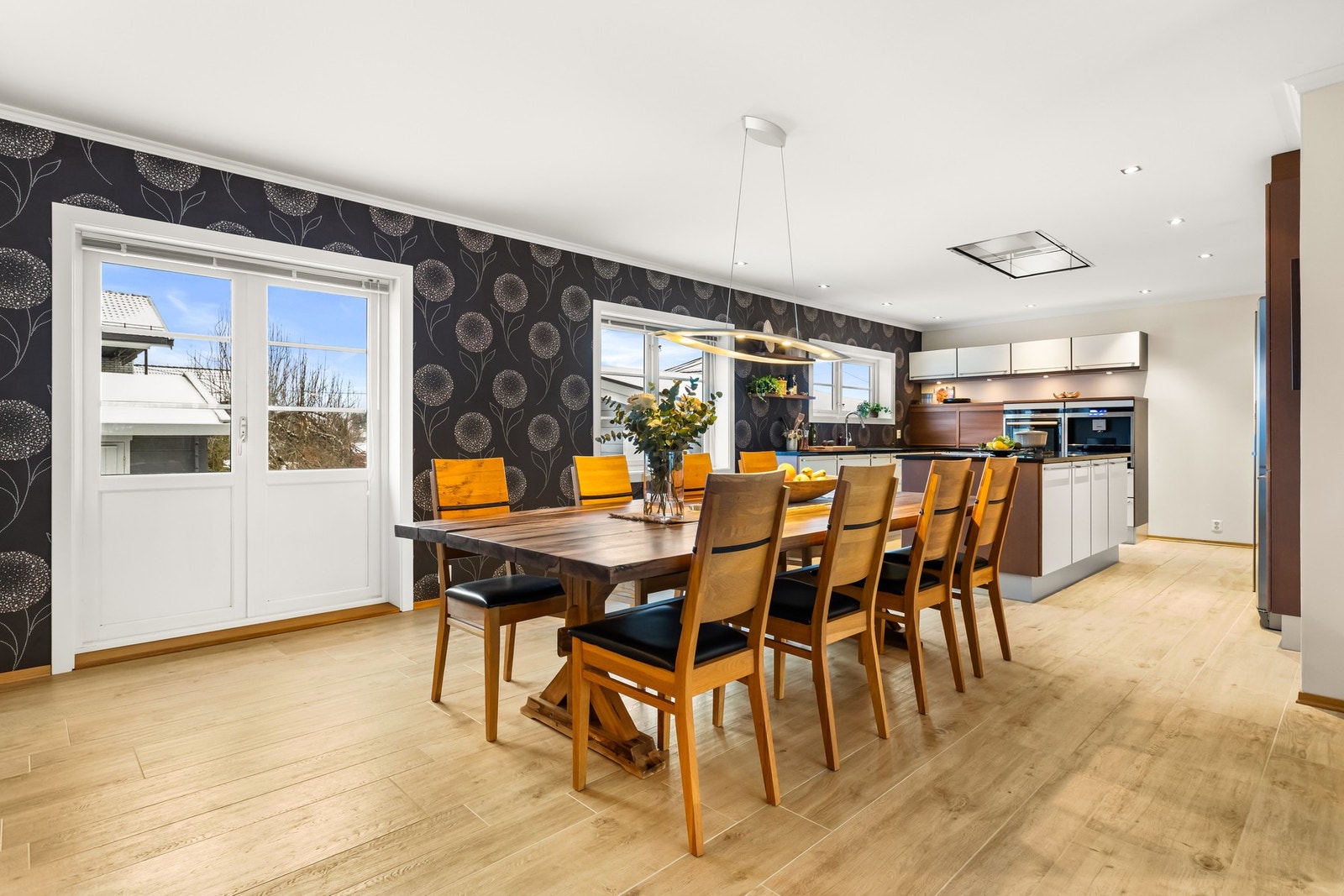 Flott åpen løsning og utgang til terrasse Galleribilde