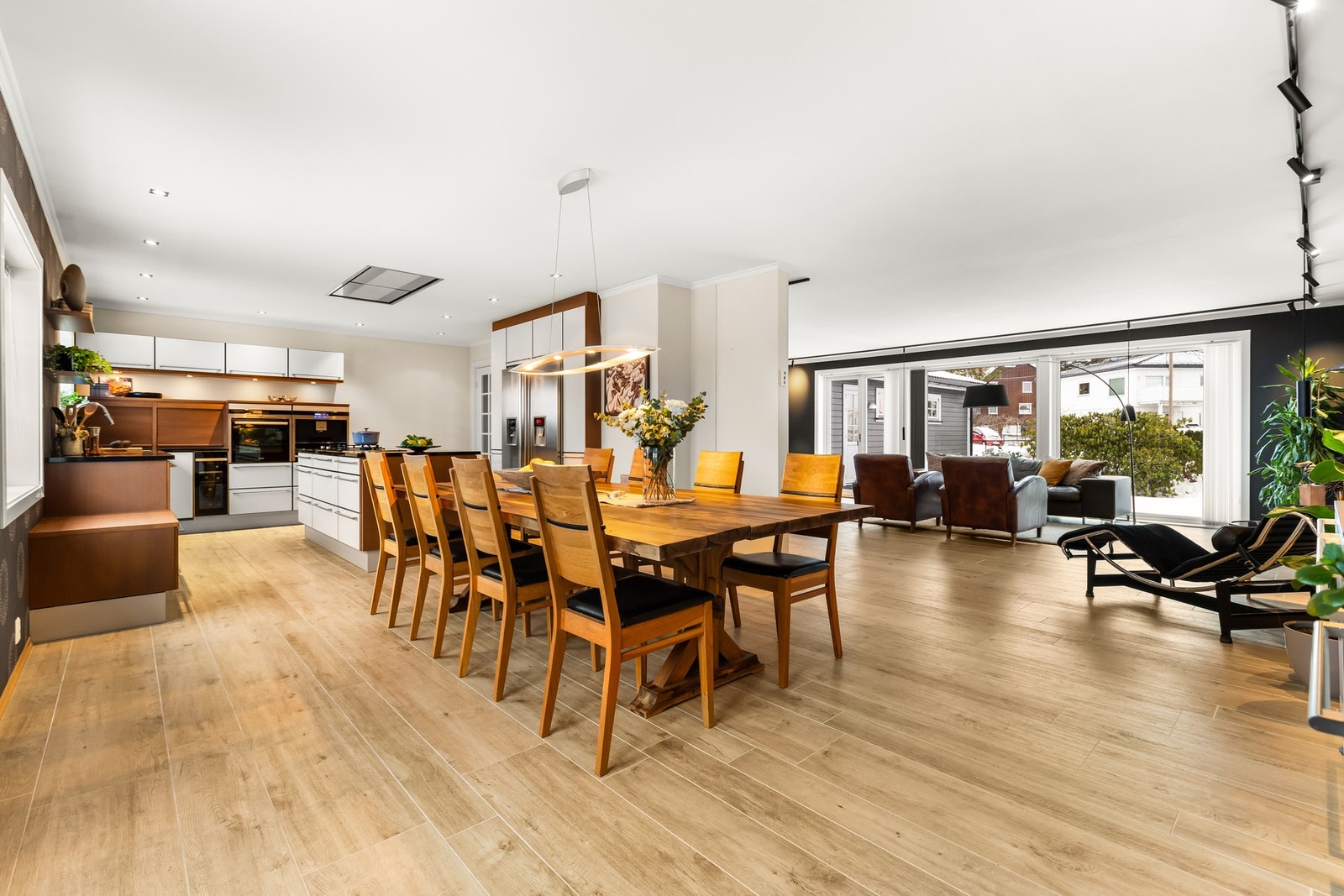 Romslig spisestue med meget god plass til stort spisebord Galleribilde