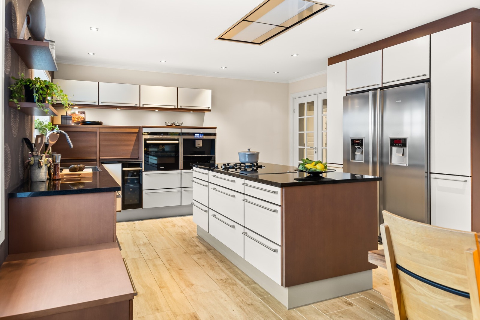 Påkostet kjøkken fra JKE Design med integrerte kvalitetshvitevarer Galleribilde