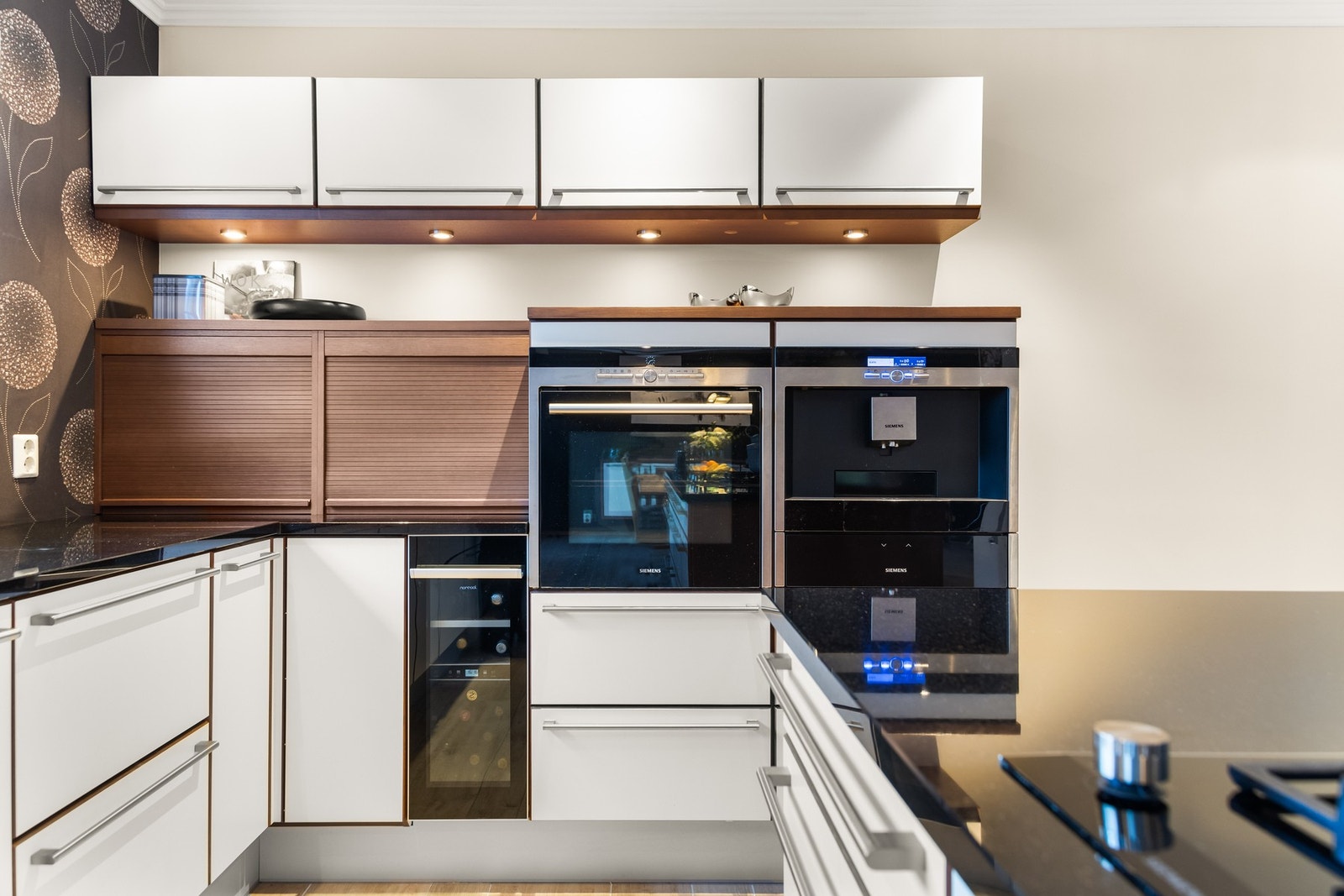 Integrert platetopp m/induksjon og gassbrennere, stekeovn, oppvaskmaskin, kaffemaskin,
varmeskuff og vinskap. Galleribilde