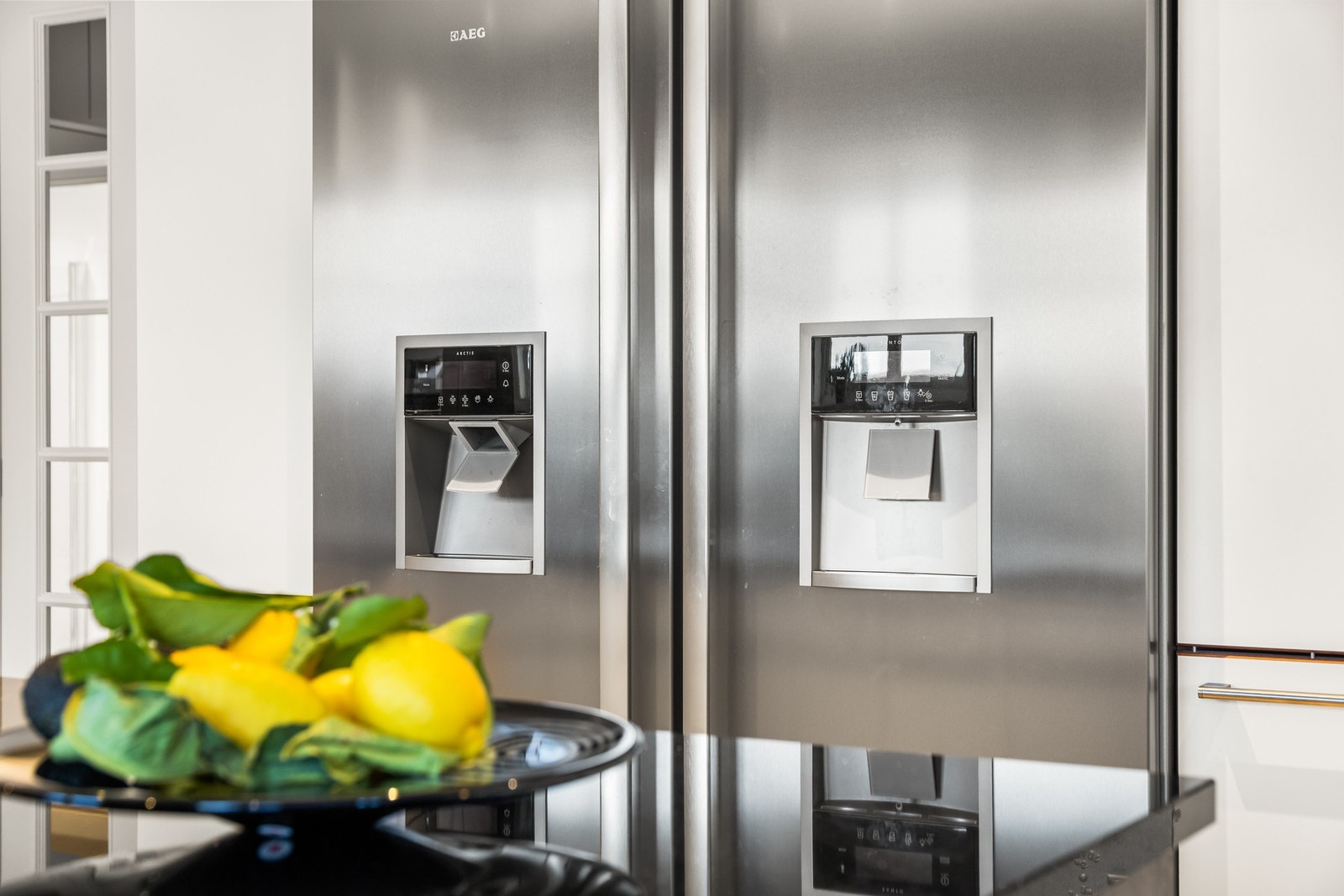 Fryser- og kjøleskap med dispensere for isbiter og boblevann. Galleribilde