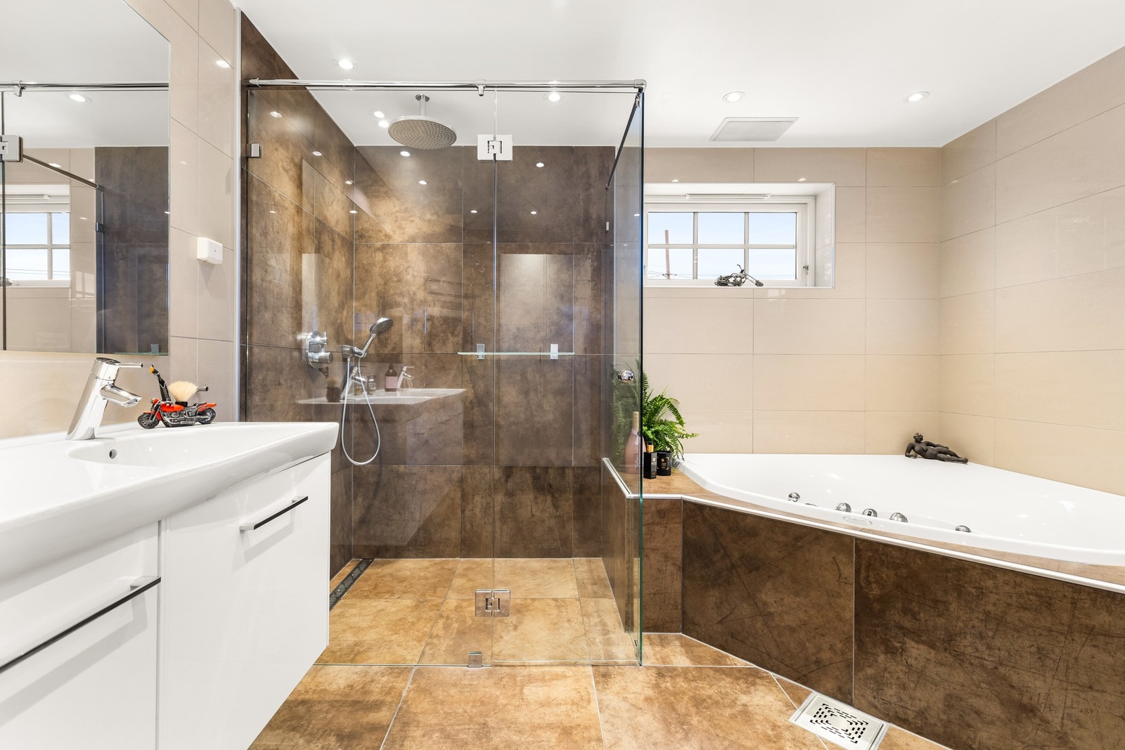 Stor dusjnisje og boblekar Galleribilde