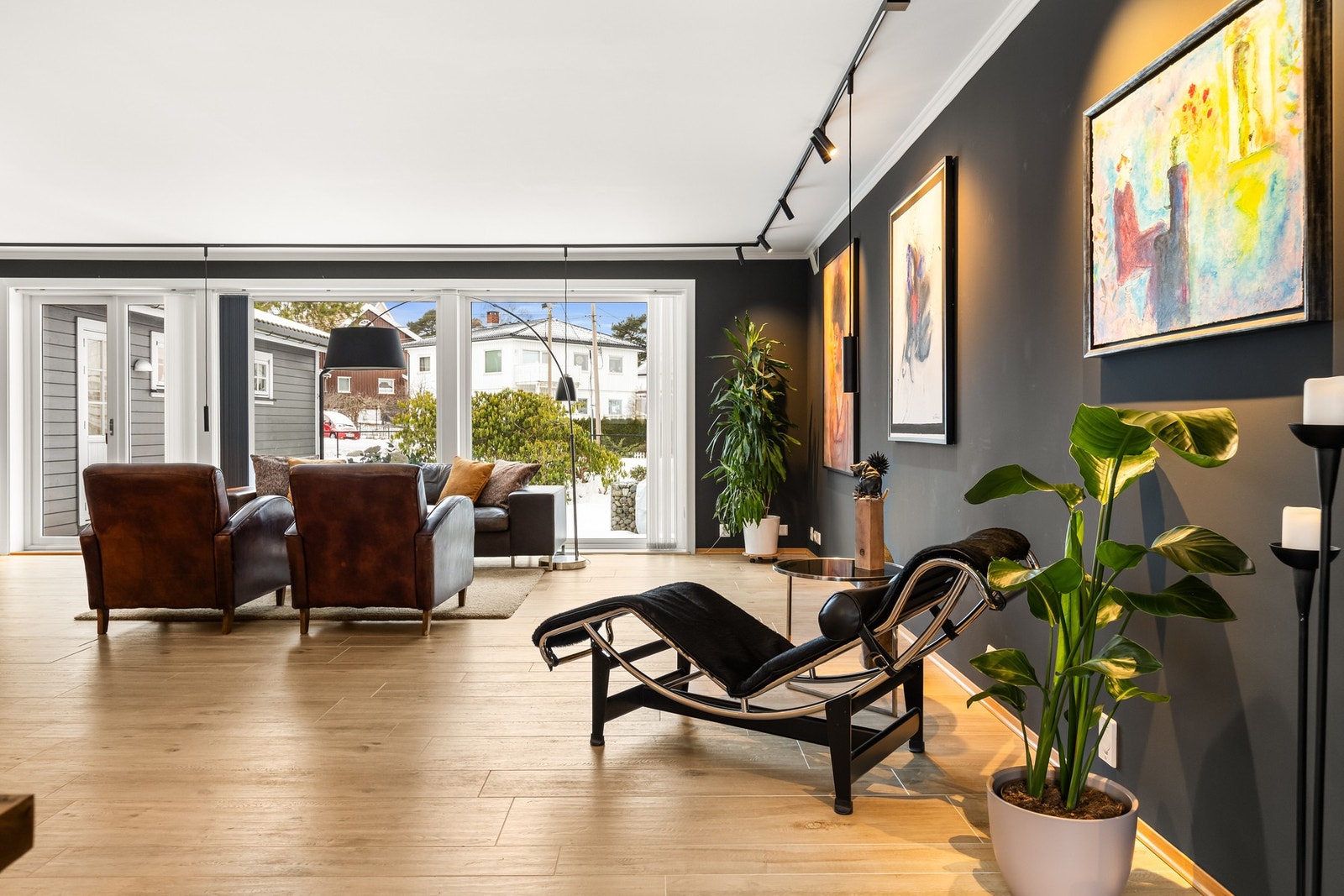 Store vindusflater som slipper inn rikelig med lys Galleribilde