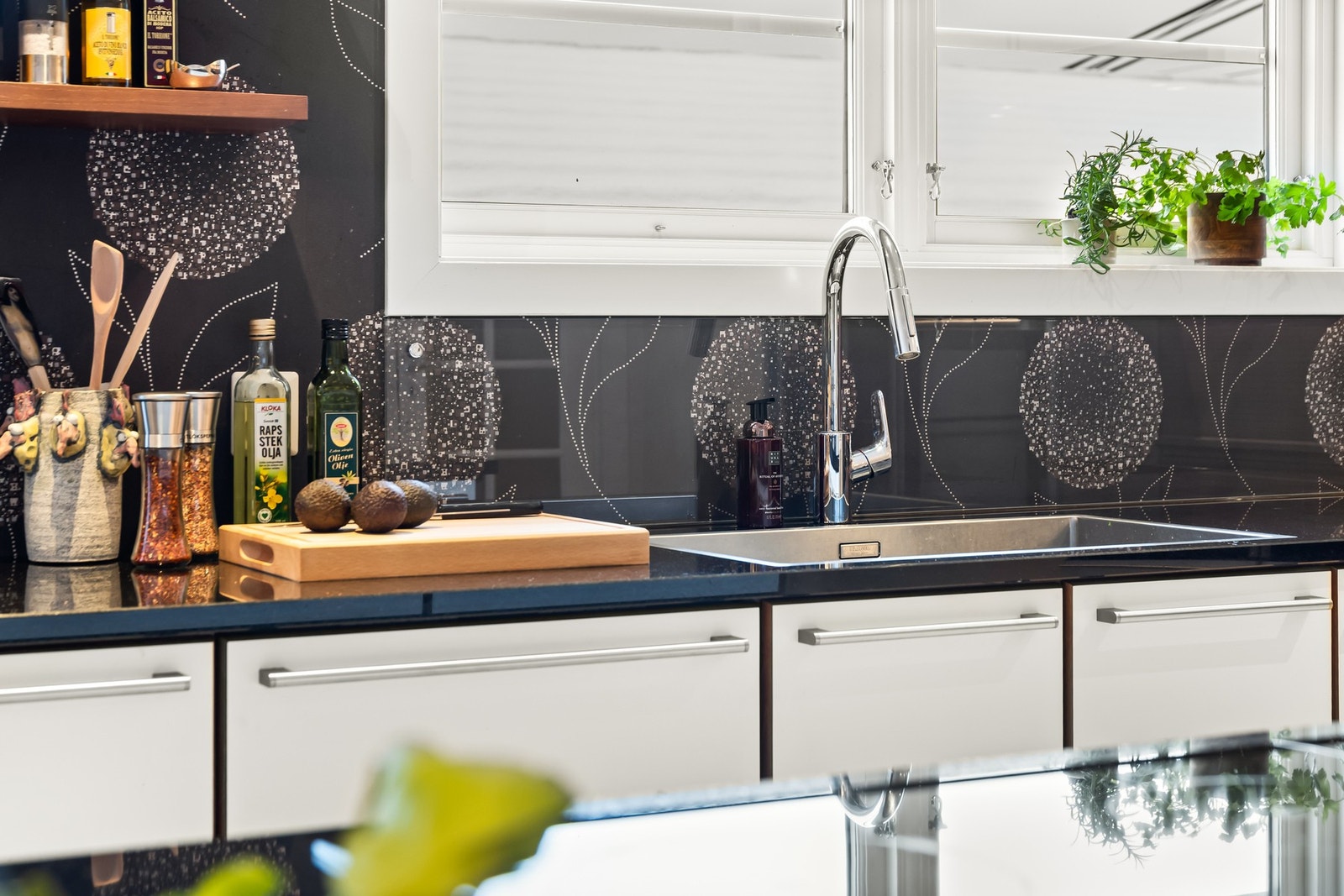 Benkeplate av sort granitt med nedfelt oppvaskkum med avfallskvern Galleribilde