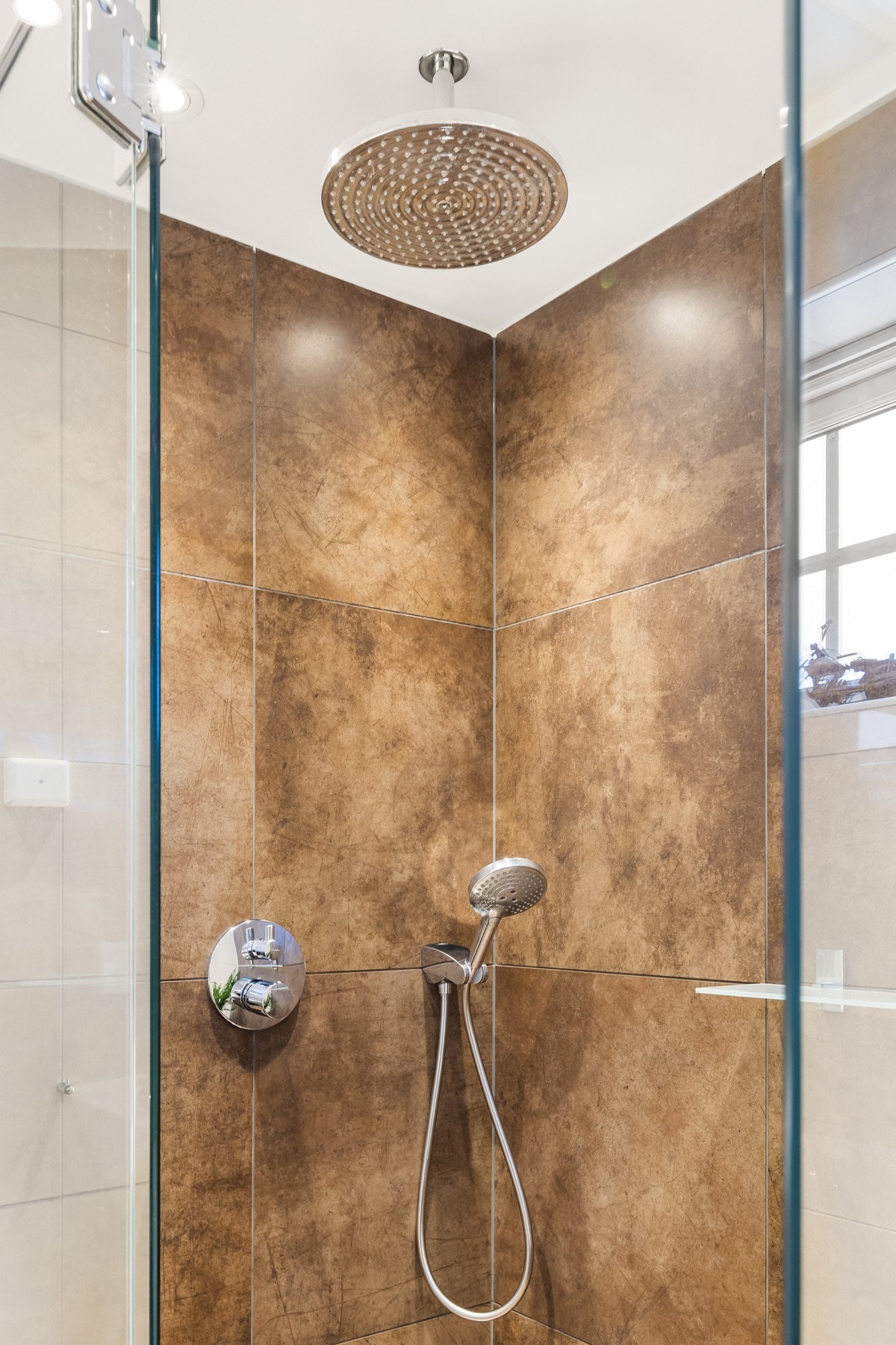 Rainfall dusjhode integrert i tak Galleribilde