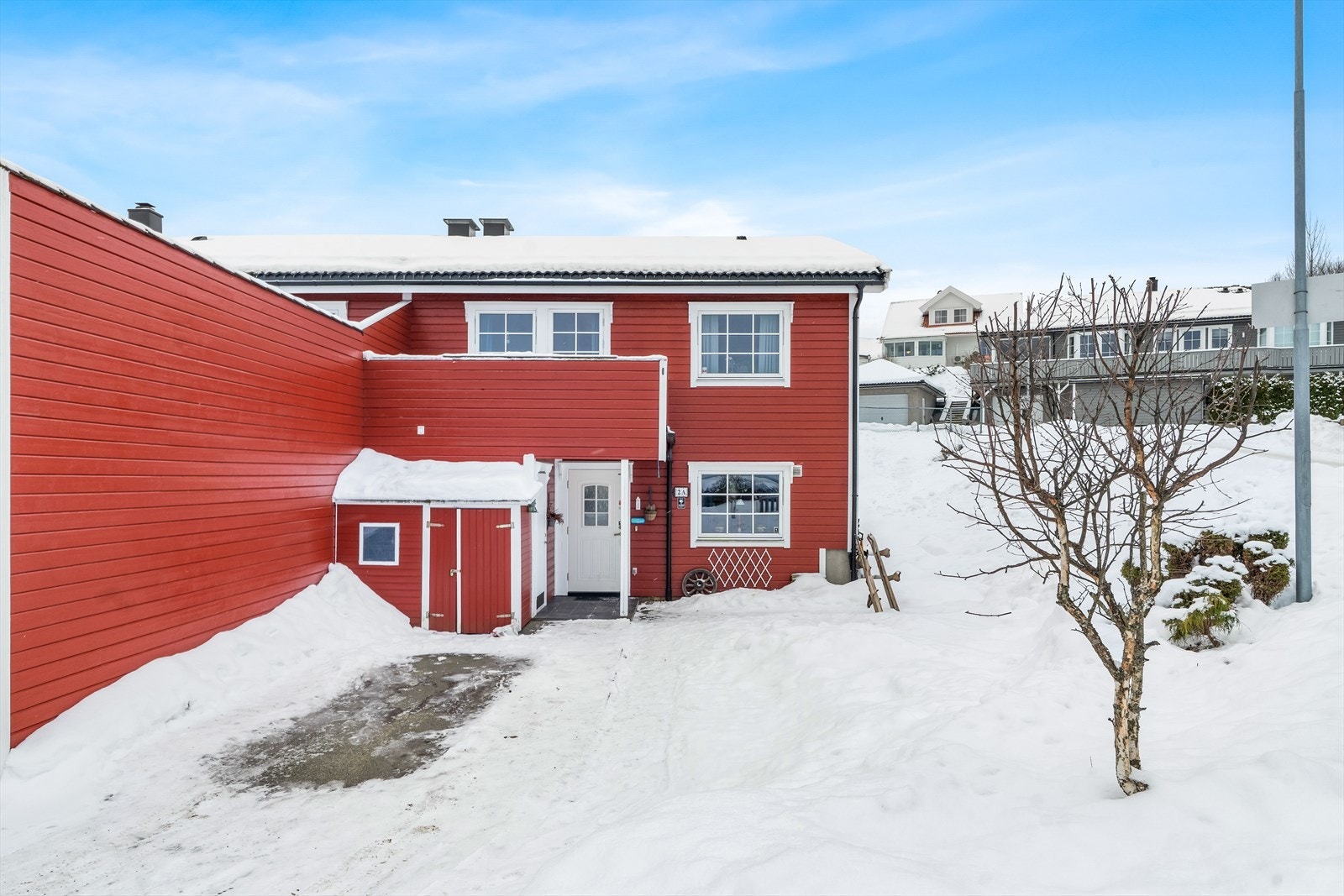 Det er en parkeringsplass rett utenfor døren, samt gjesteparkering i sameiet. Galleribilde