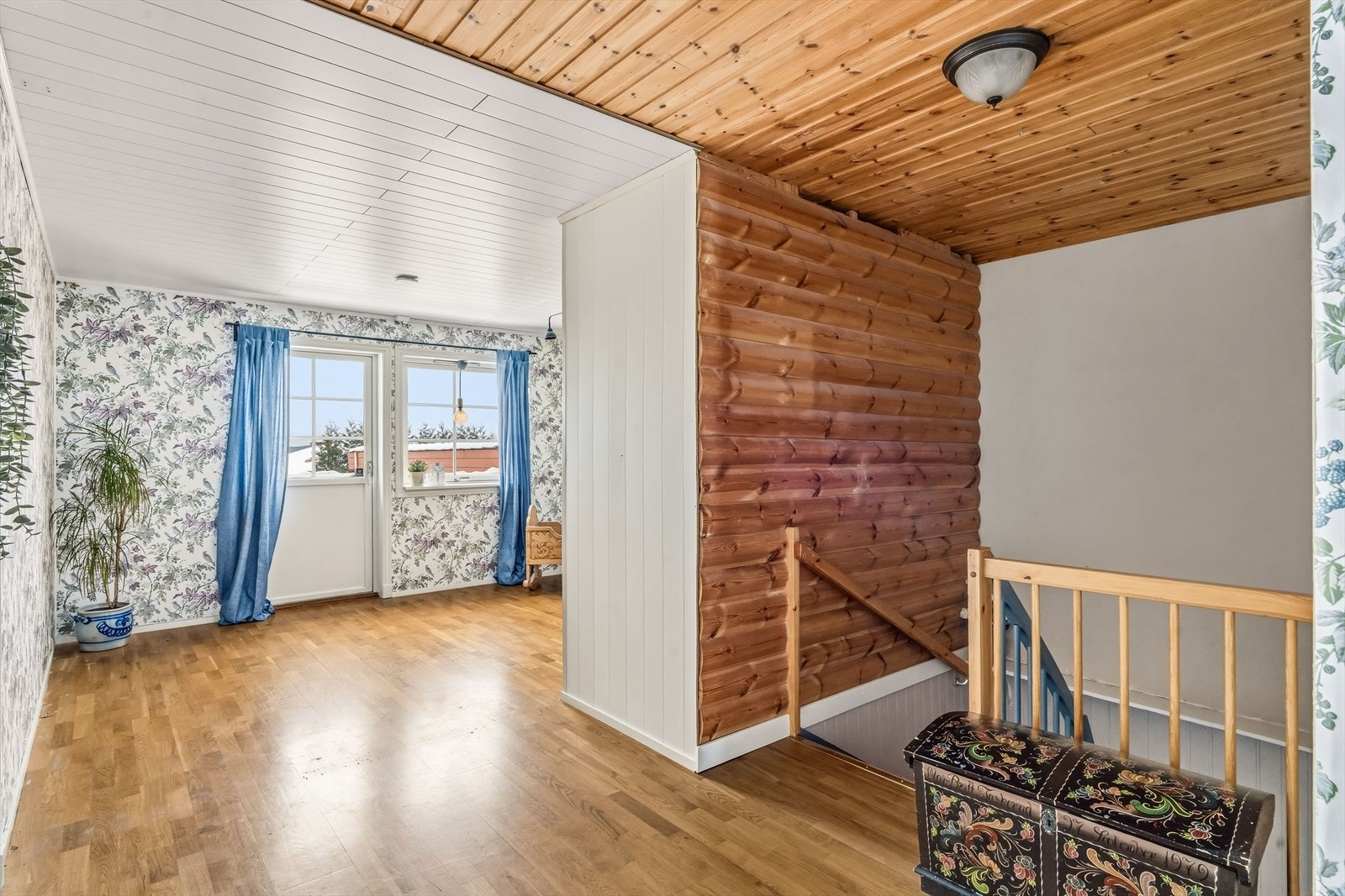 2. etasjen består av tre soverom, en ekstra stue, bad og utgang til veranda. Galleribilde