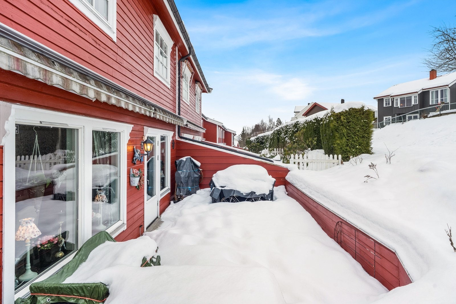 Terrassen har god plass til flere sittegrupper, beplantning og grill. Galleribilde