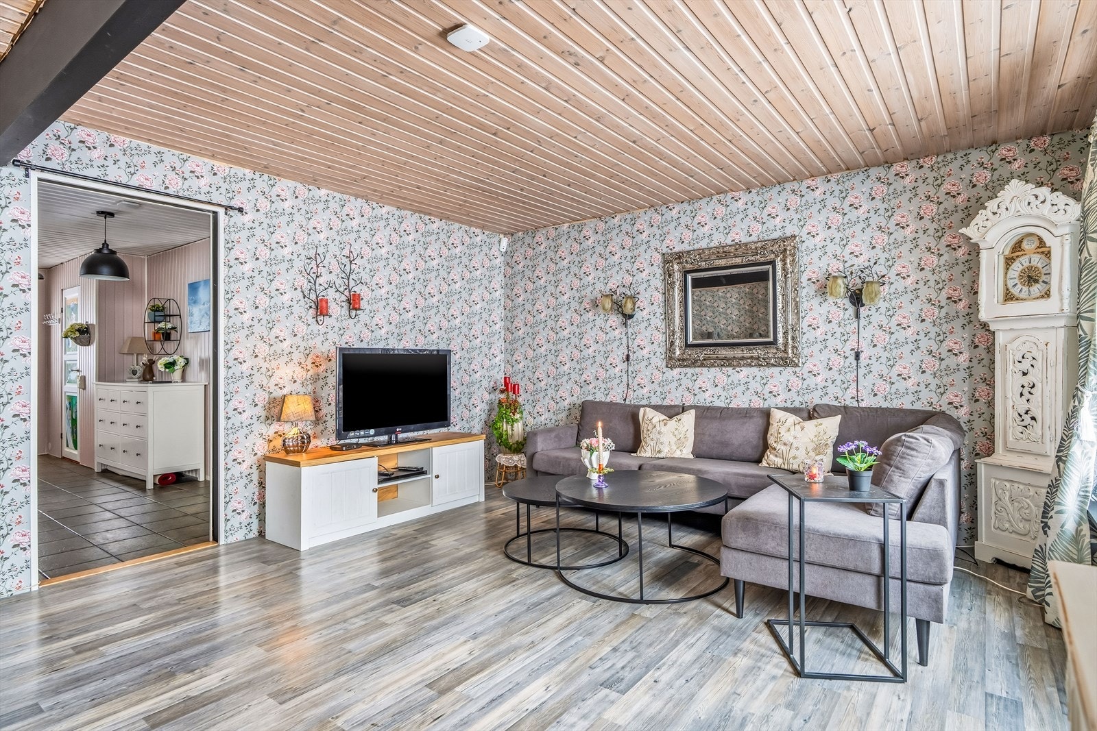 Stuen har god plass til en romslig sofagruppe og tilhørende mediemøblement. Galleribilde