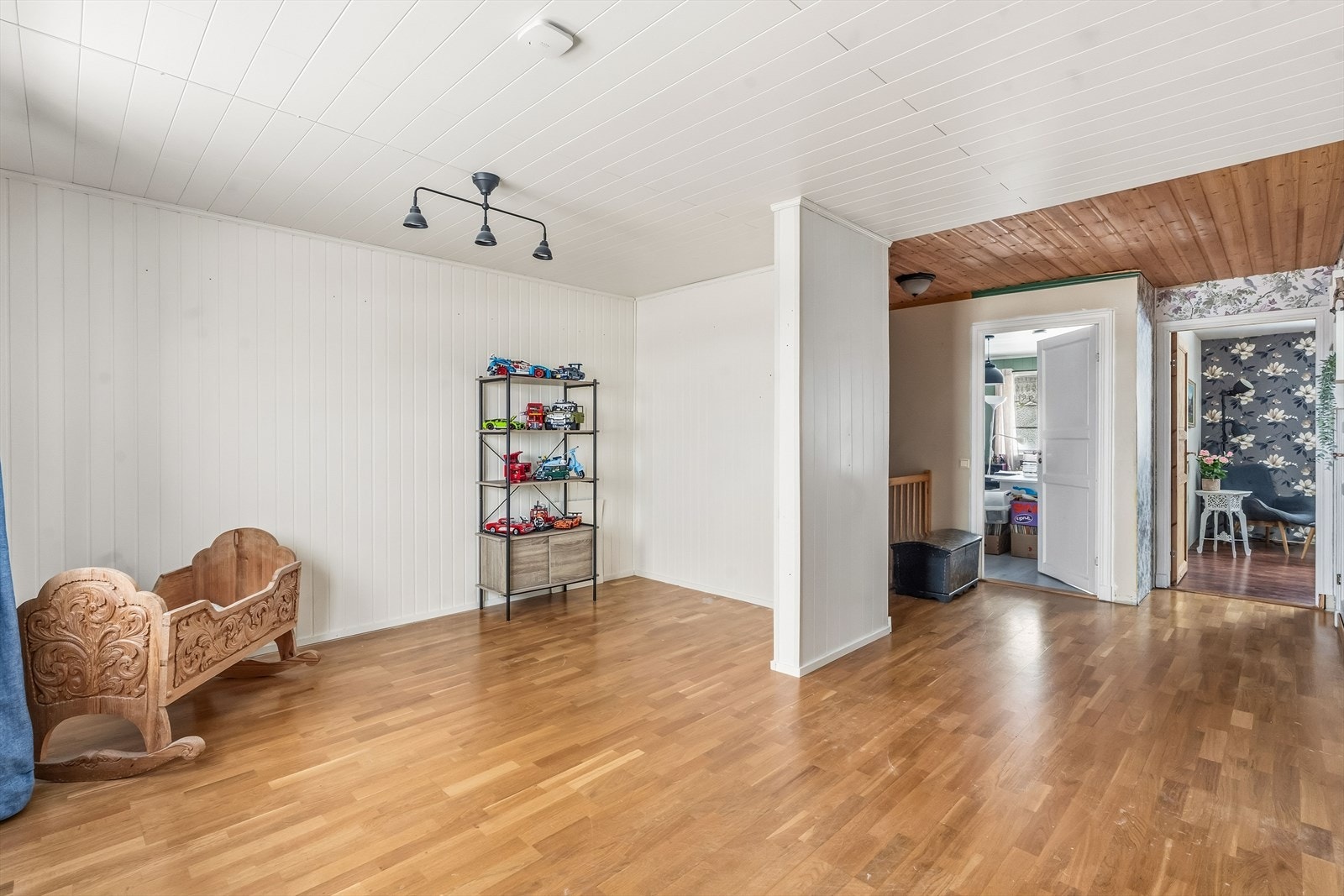 Her er det god plass til en hyggelig sofagruppe og mediemøblement. Galleribilde