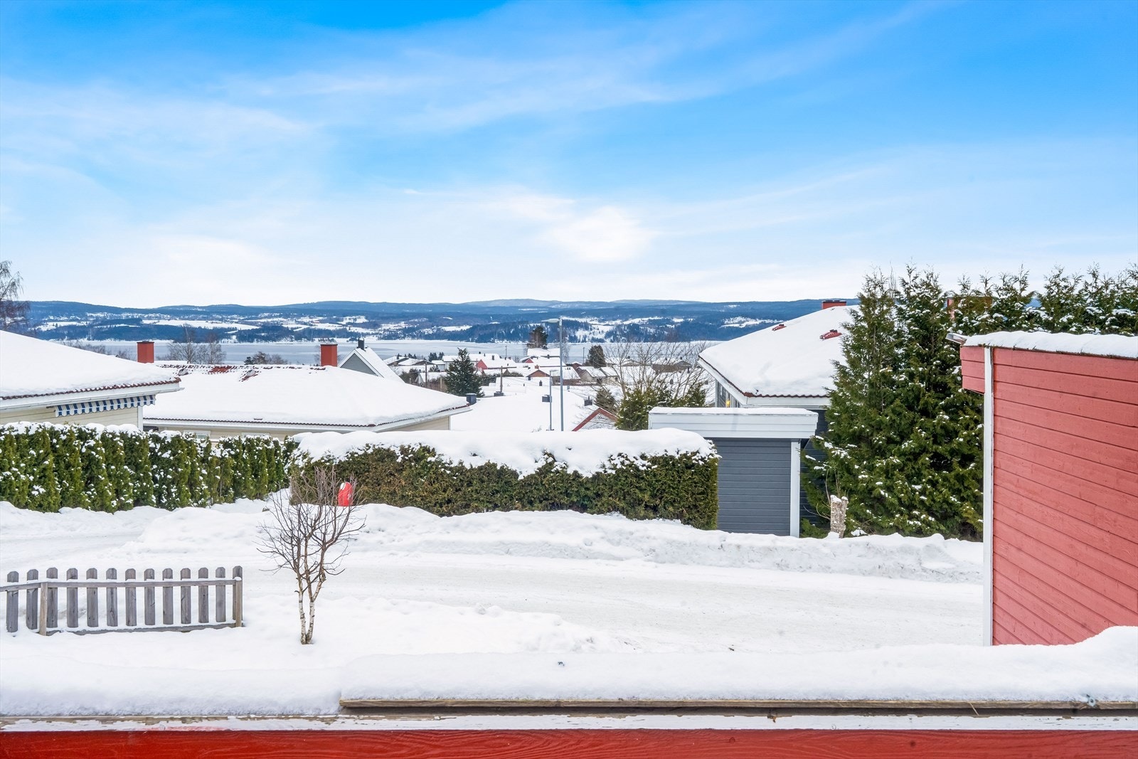 Verandaen byr på en flott utsikt mot Øyeren Galleribilde