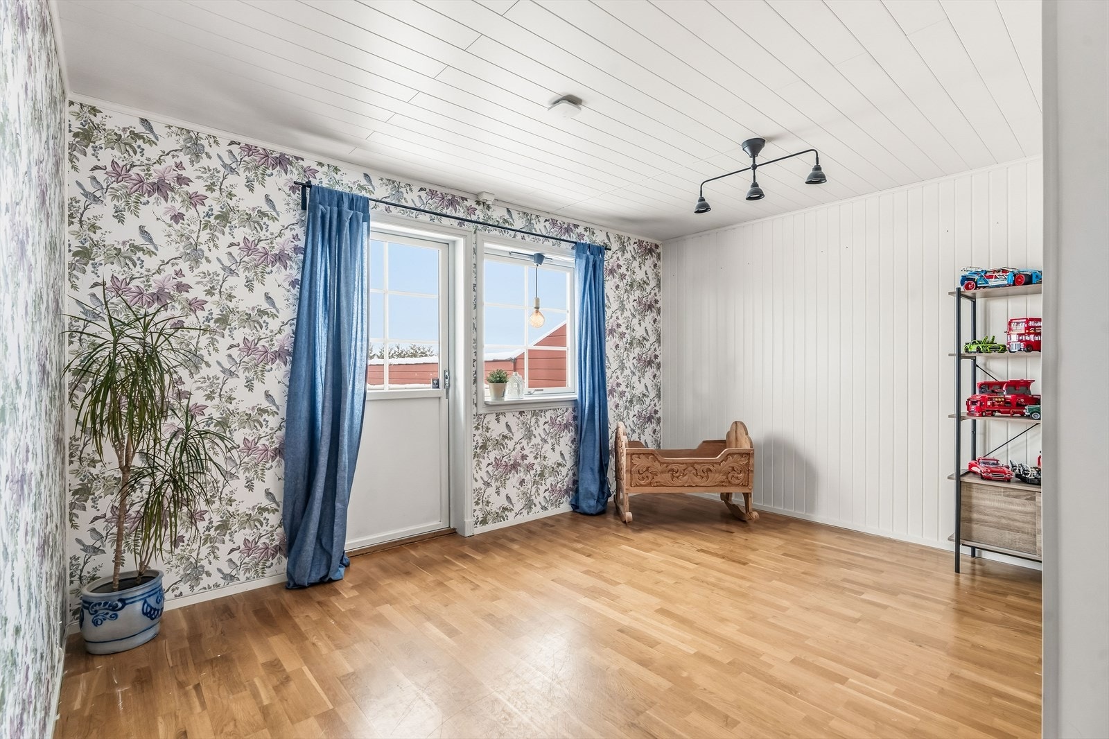 TV-stue med utgang til veranda Galleribilde