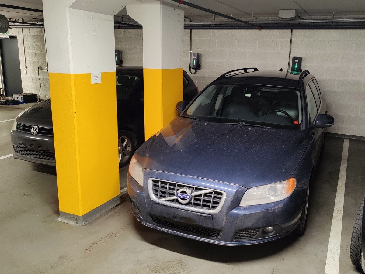 Parkeringsplass med elbil-lader Galleribilde