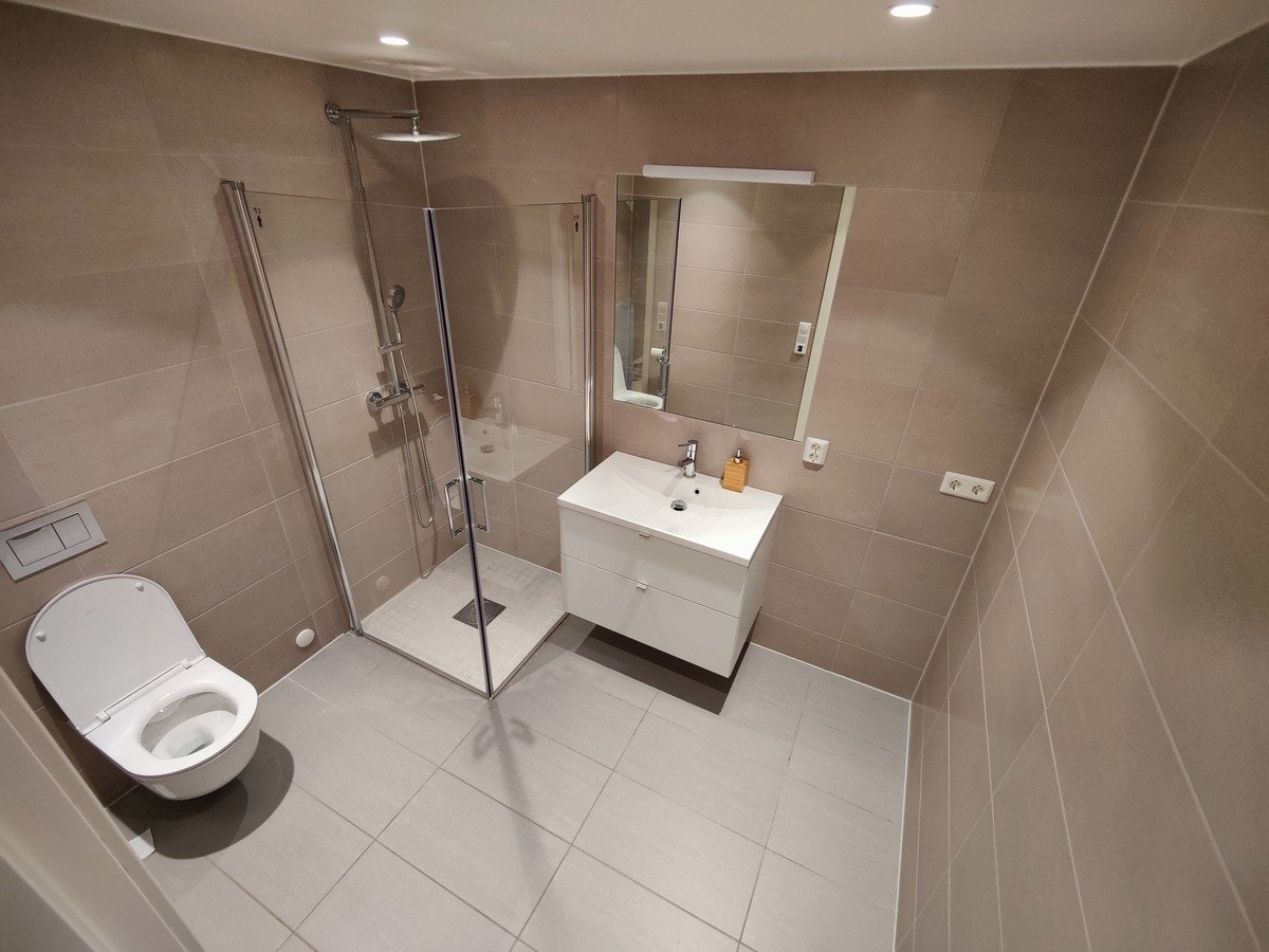 Romslig bad (Vaskemaskin og tørketrommel inkludert) Galleribilde