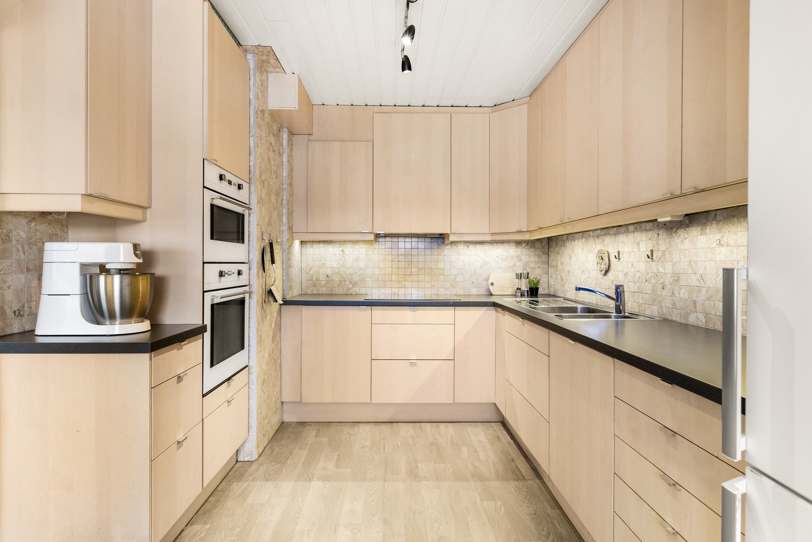 Kjøkken med god benk- og skapplass Galleribilde