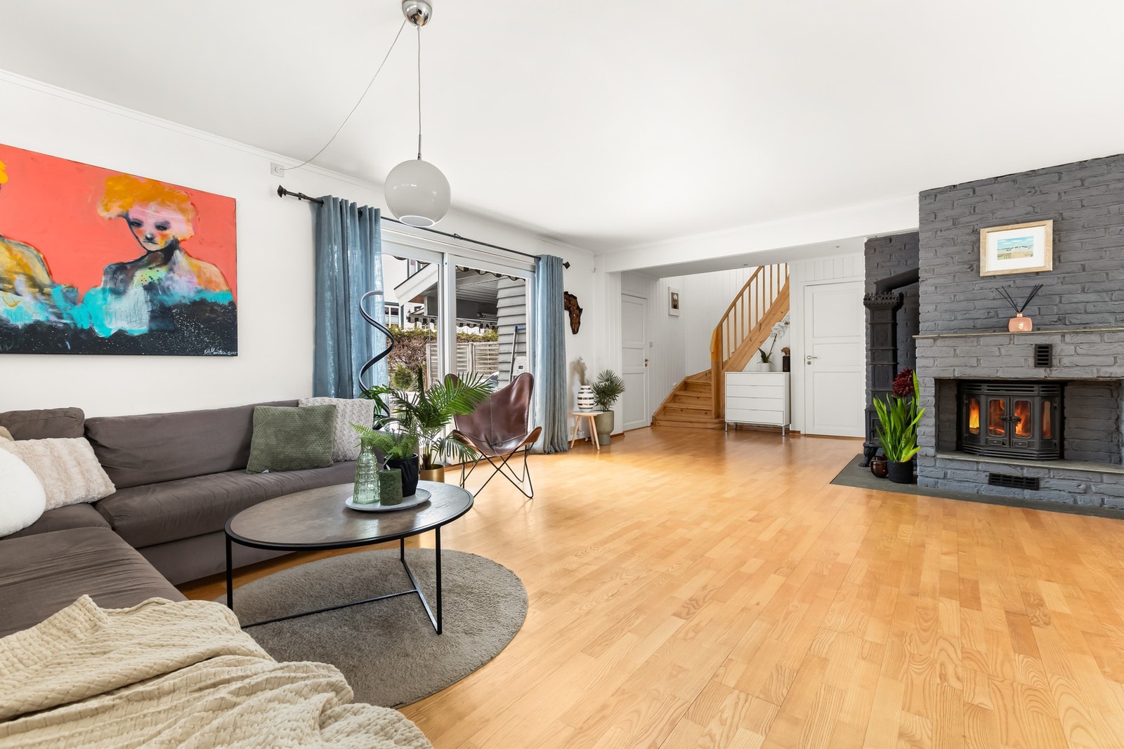 Lys og romslig stue med utgang til terrasse og hage Galleribilde